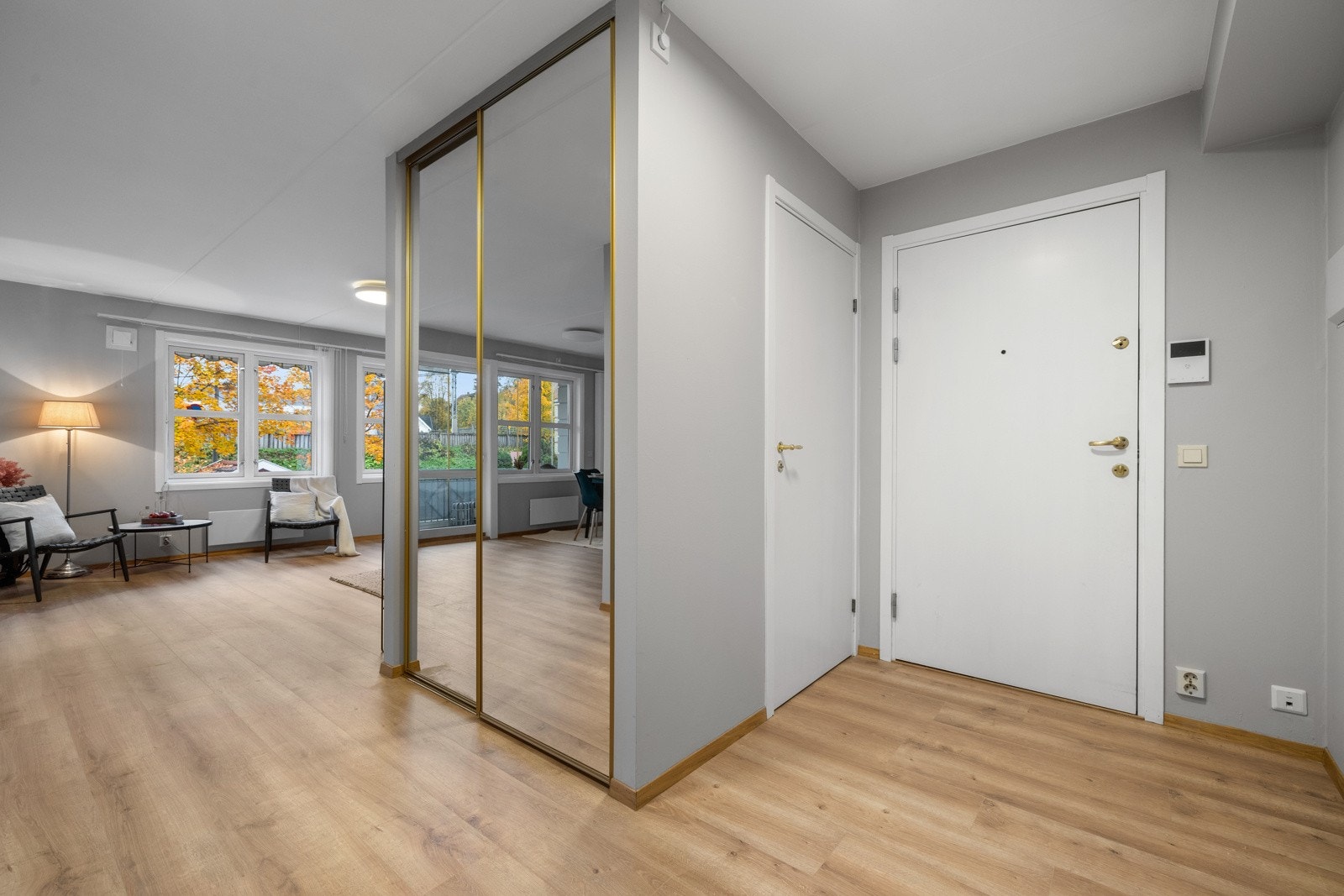 Romslig og praktisk entré med skyvedørdsgarderobe og tilgang til innvendig bod. Galleribilde