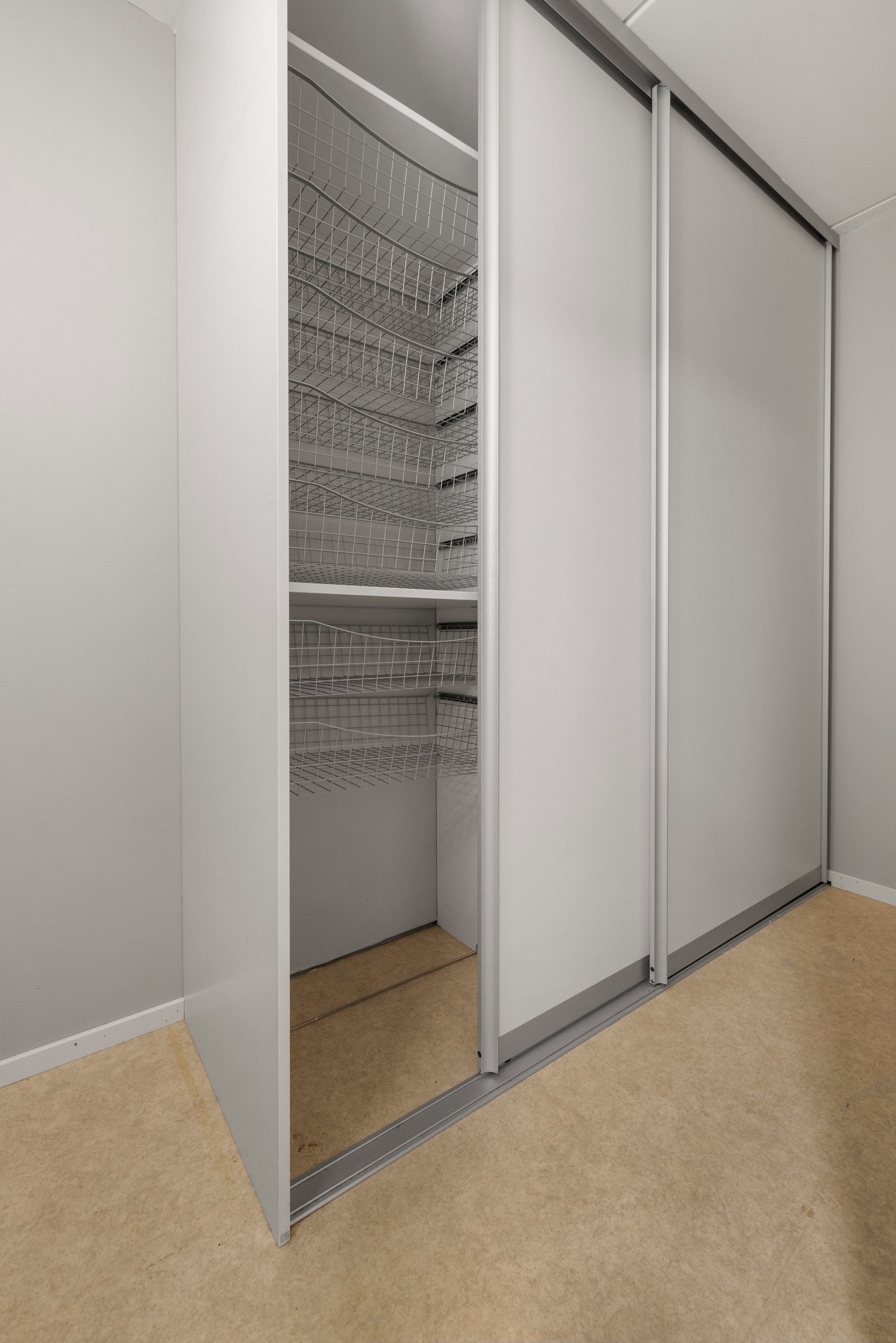 Fra entré er det tilgang til innvendig bod med tilhørende skyvedørsgarderobe. Galleribilde