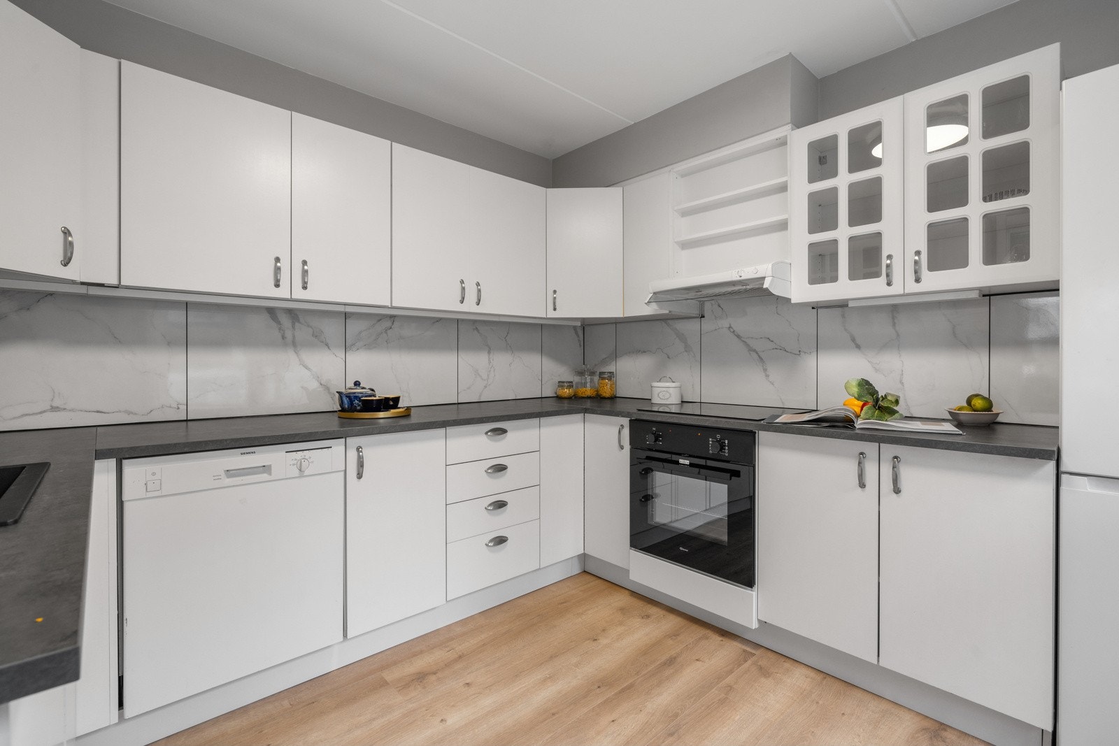 Kjøkken separat i eget rom med mye skap- og benkeplass. Galleribilde