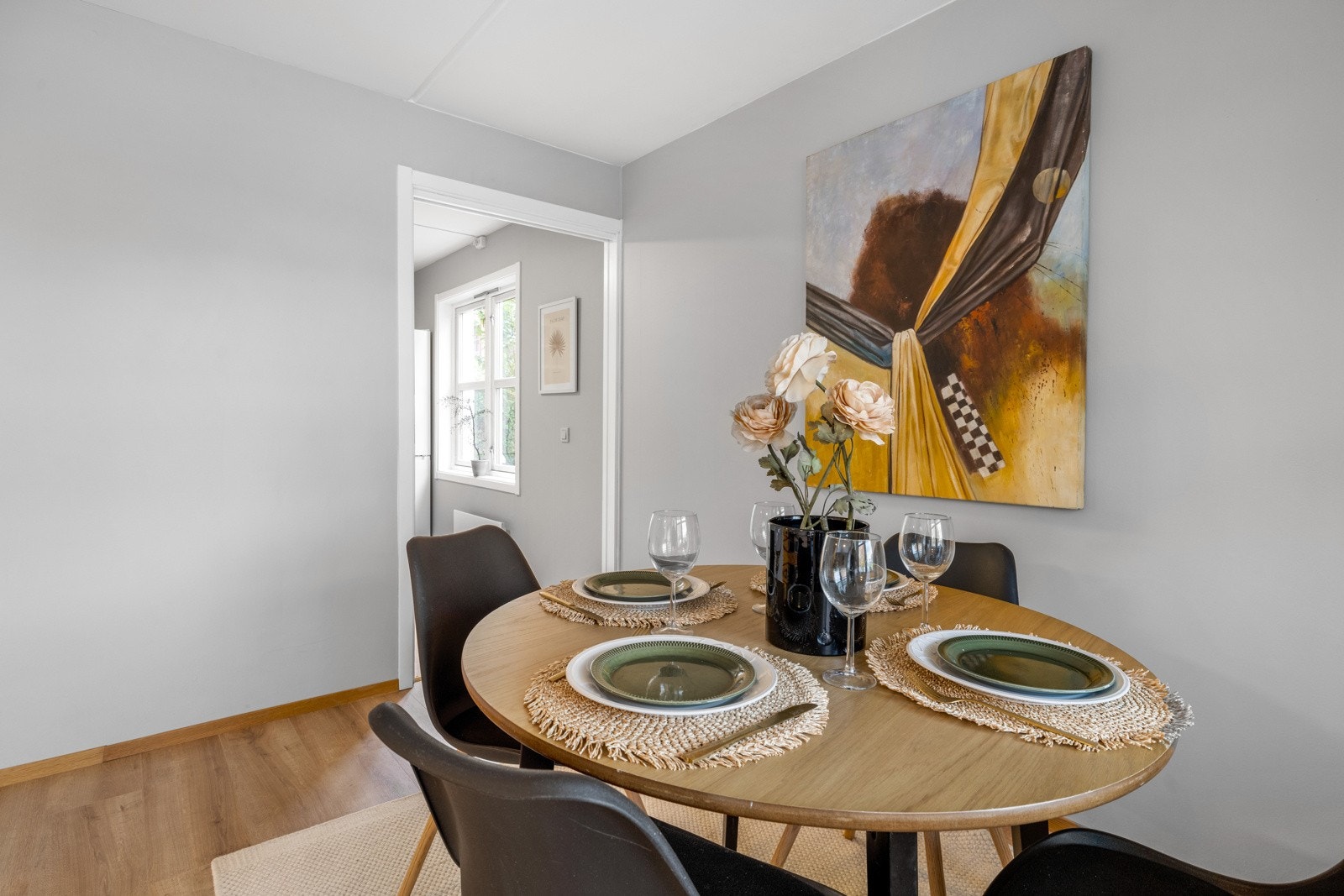 God plass til spisegruppe ved kjøkkenet. Galleribilde