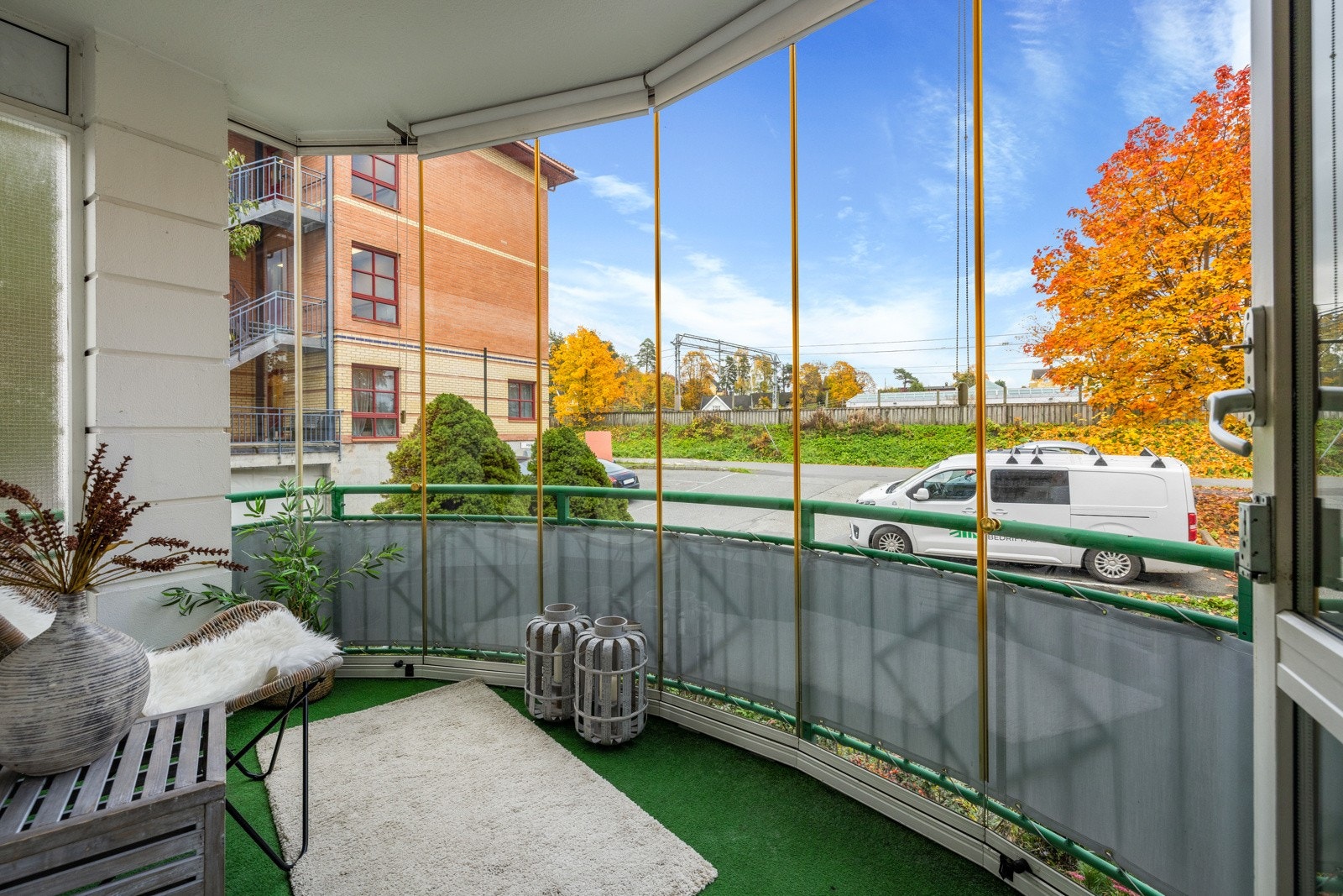 Fra stuen er det utgang til innglasset balkong på 7 kvm. Galleribilde