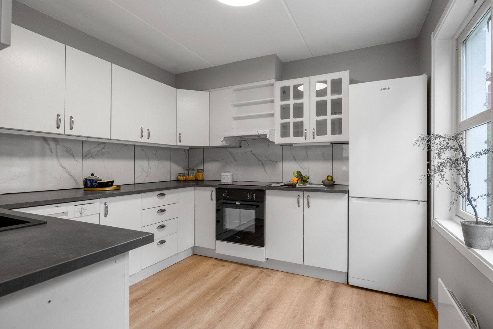 Kjøkken separat i eget rom med mye skap- og benkeplass. Galleribilde