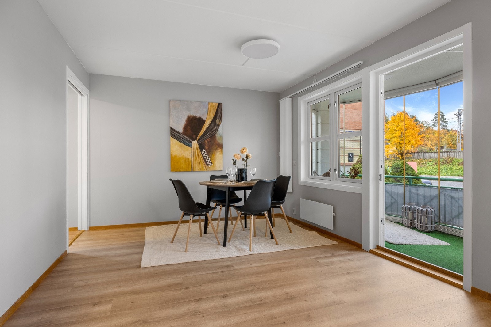 Stuen er av god størrelse og byr på gode møbleringsmuligheter. Galleribilde