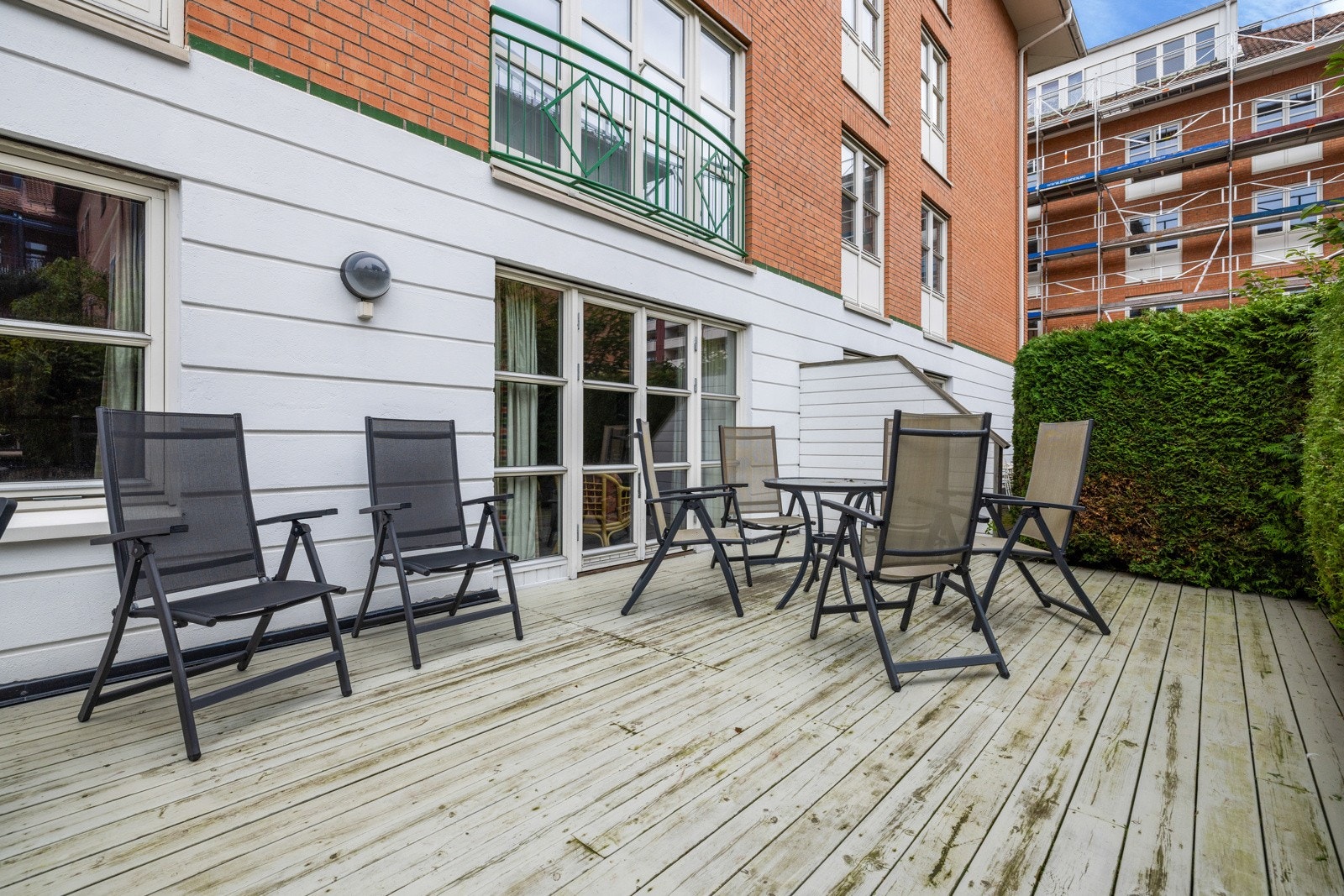 Stabekktunet er et veldrevet sameie som disponerer to gjestehybler, samt et selskapslokale med stue og kjøkken til utlån for beboerne. Galleribilde