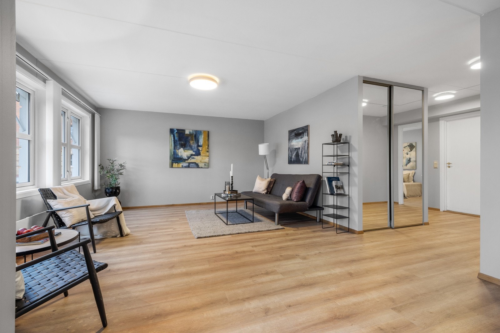 Boligen er pusset opp i 2024 med nytt gulv, nymalte vegg- og takflater, samt oppgradert kjøkken. Galleribilde