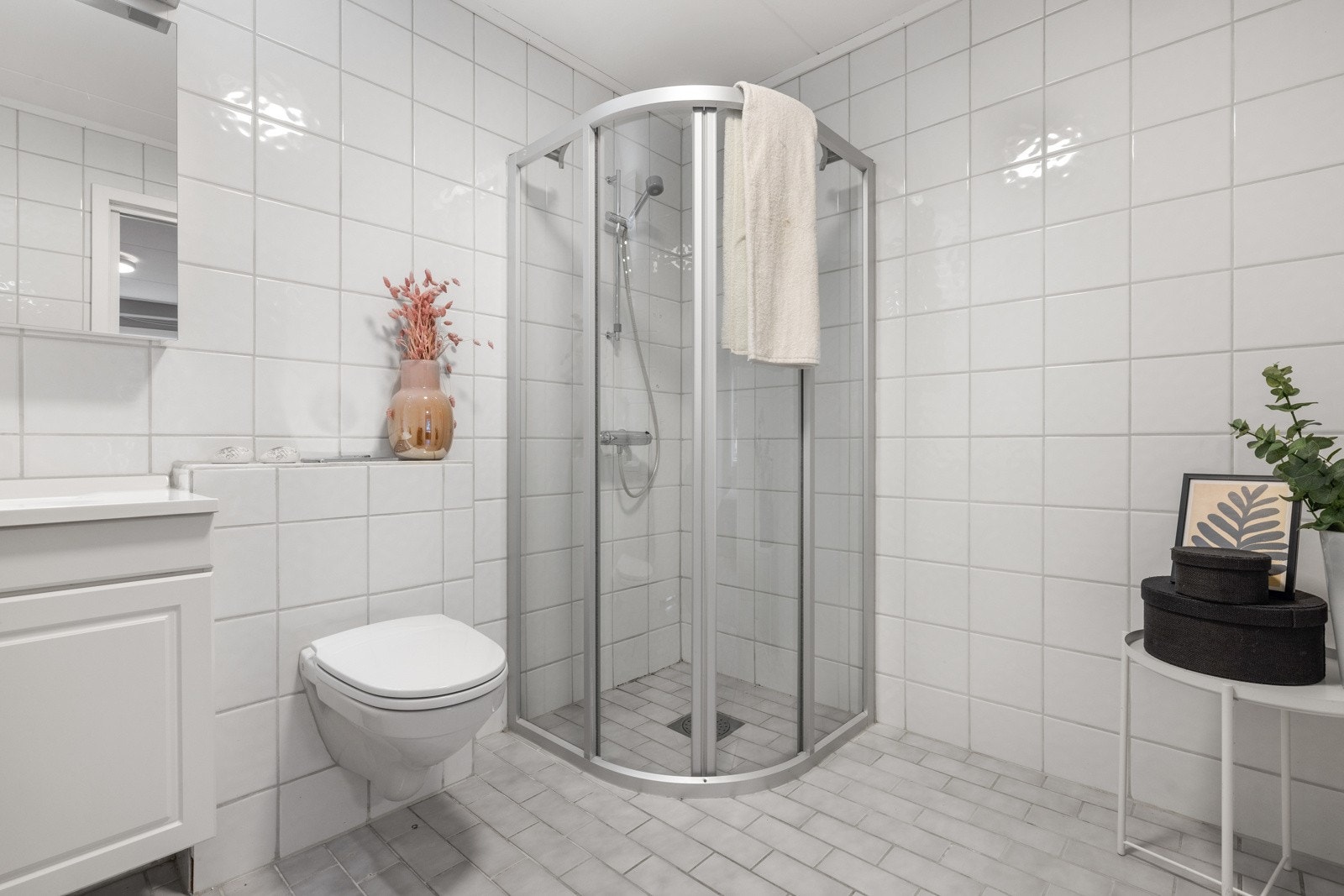 Pent flislagt bad med varme i gulv og opplegg for vaskemaskin. Galleribilde