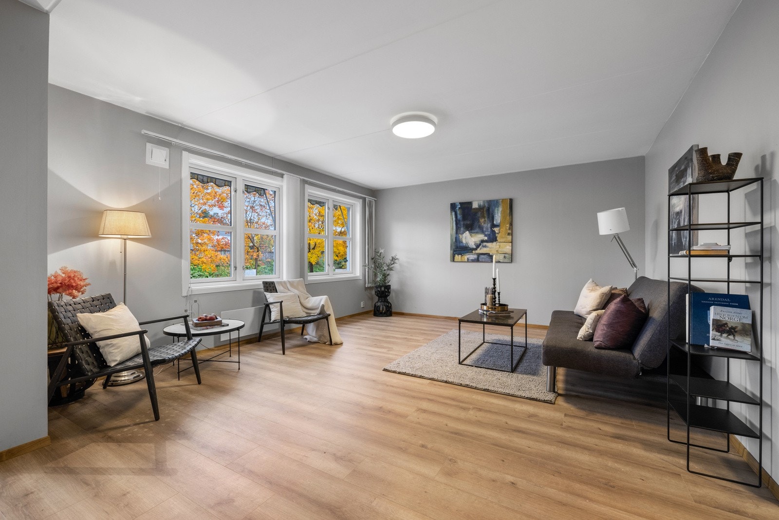 Siamak Ebrahimi v/ EIE eiendomsmegling har gleden av å presentere en lys og trivelig seniorleilighet (55+), sentralt beliggende på Stabekk. Galleribilde