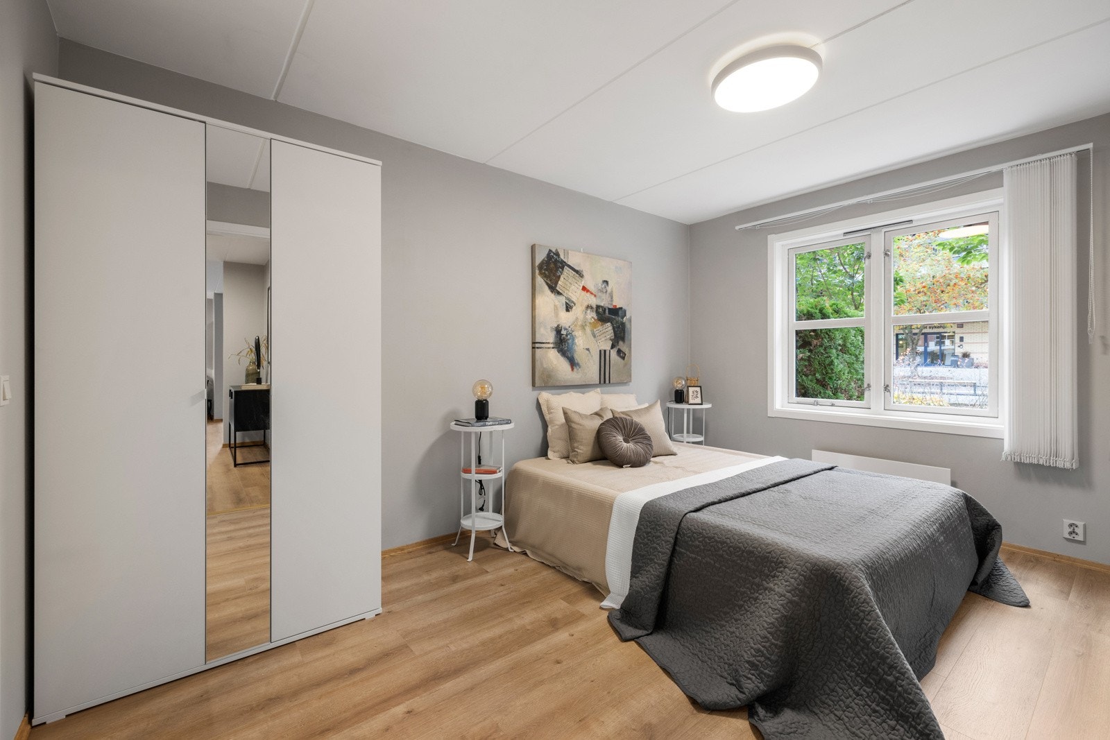 Soverommet er av god størrelse og har plass til dobbeltseng, nattbord og garderobeskap. Galleribilde