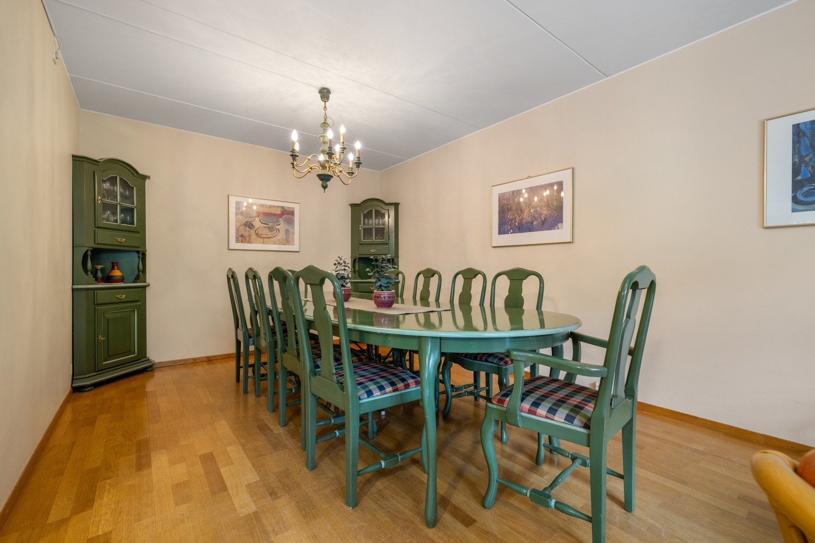 Stabekktunet er et veldrevet sameie som disponerer to gjestehybler, samt et selskapslokale med stue og kjøkken til utlån for beboerne. Galleribilde