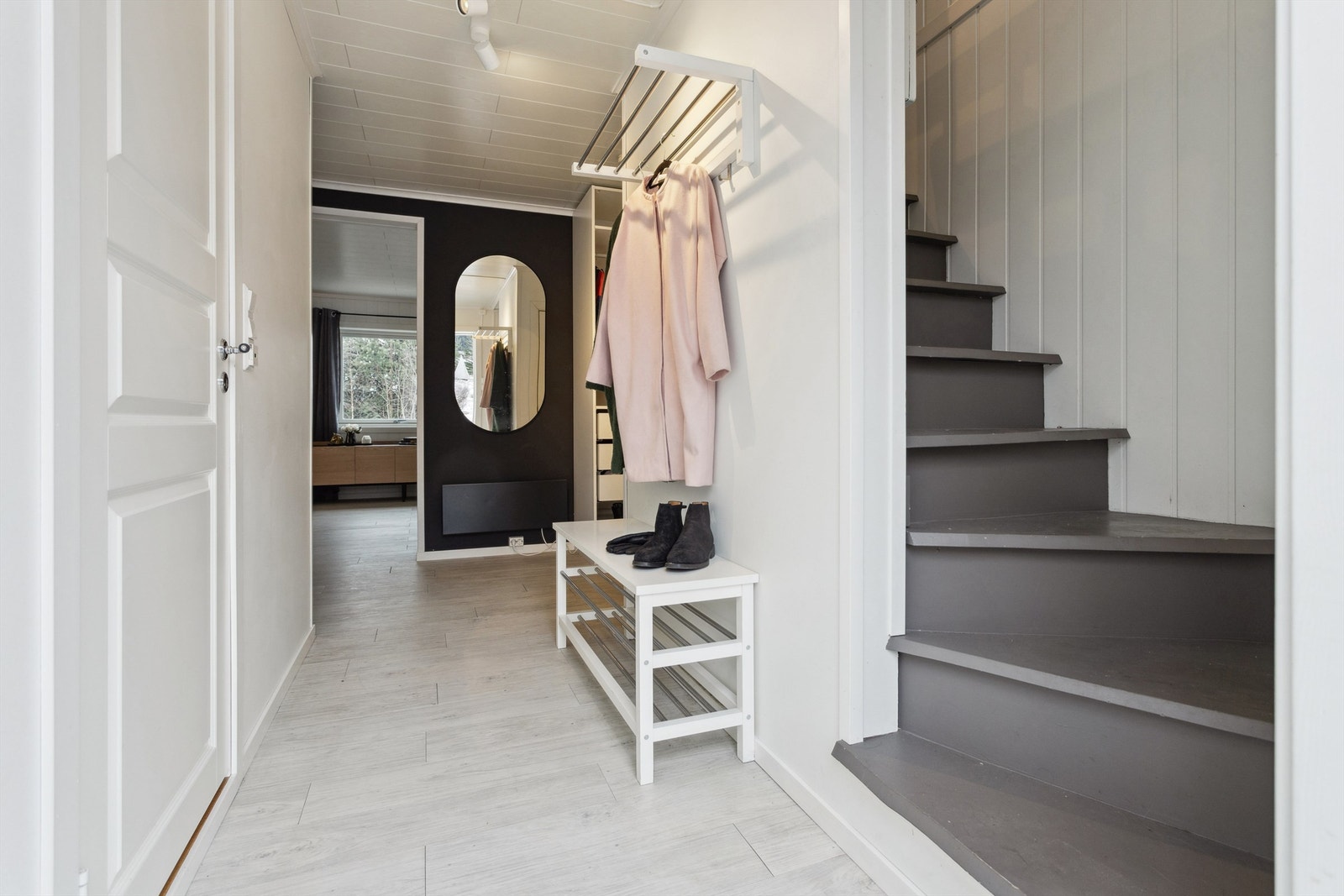 Det er trapp opp til loftetasjen fra gangen Galleribilde