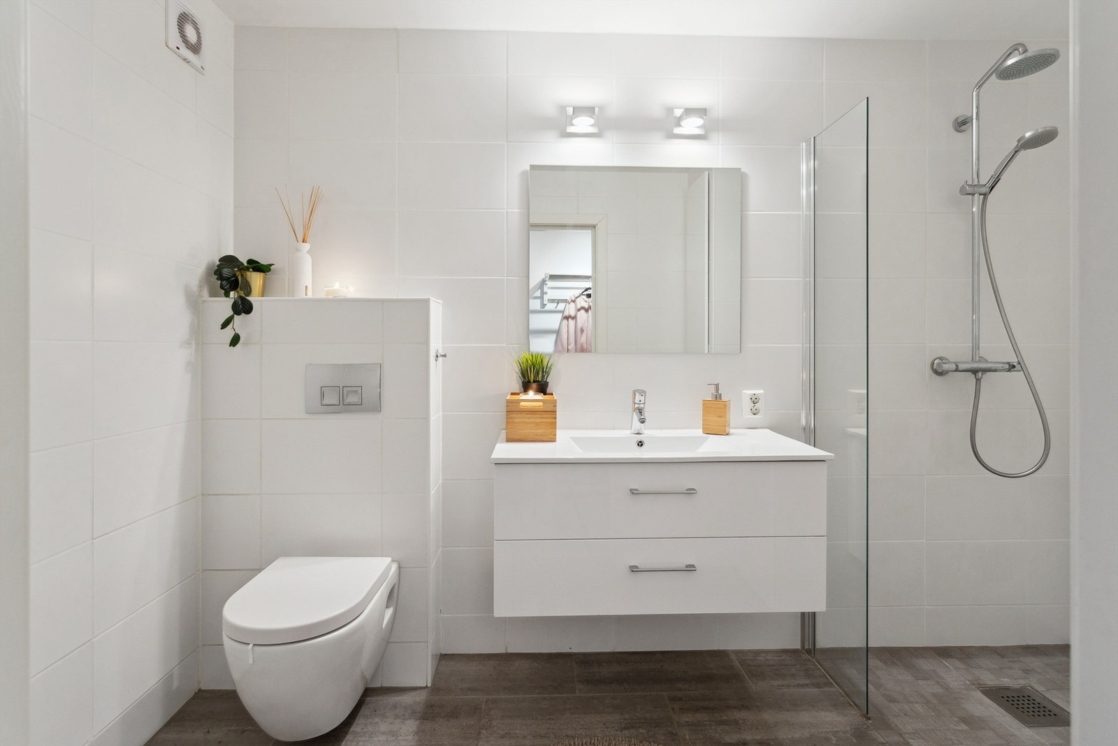 Badet i hovedetasjen er flislagt med varme i gulv Galleribilde