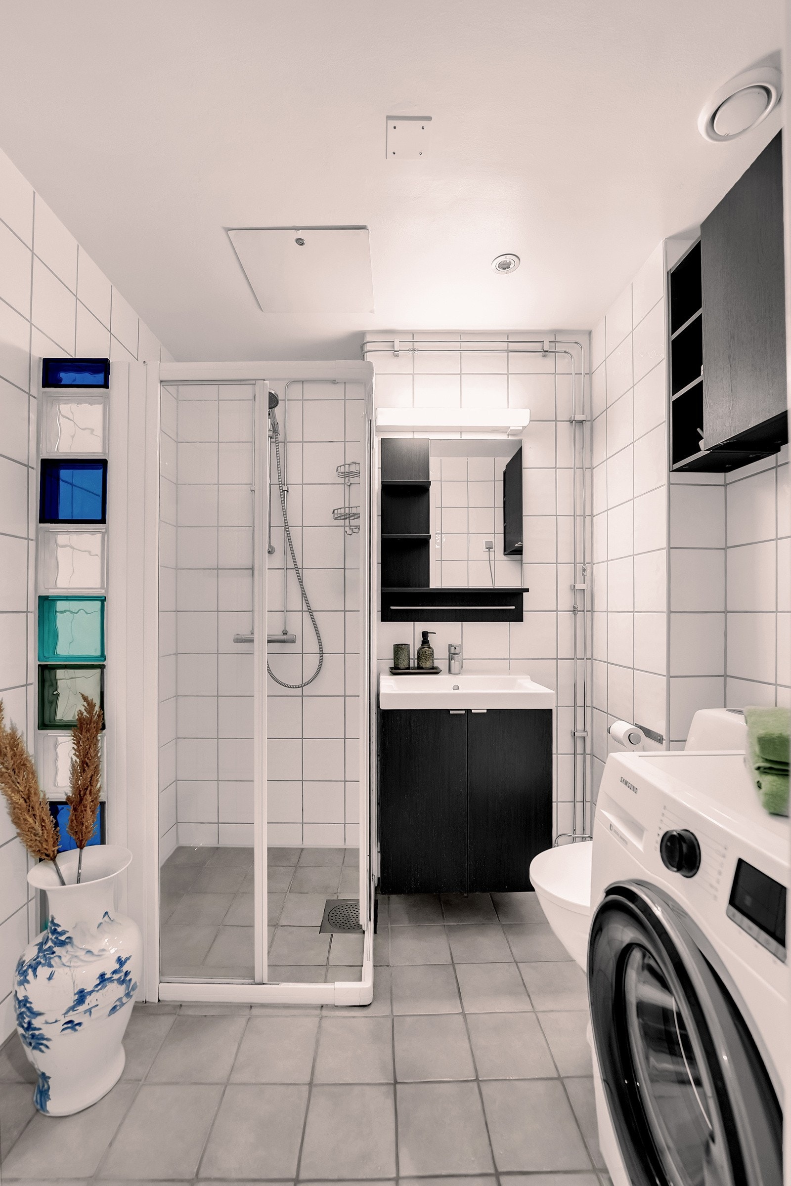 Badet inneholder vegghengt servant, dusjhjørne, toalett og har opplegg for vaskemaskin. Galleribilde