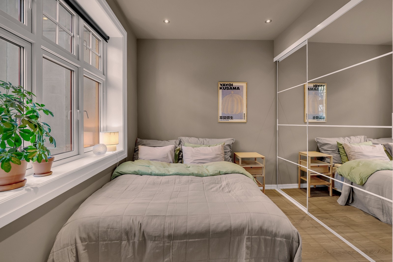 Soverommet har god plass til dobbeltseng og tilhørende soveromsmøbler. Galleribilde