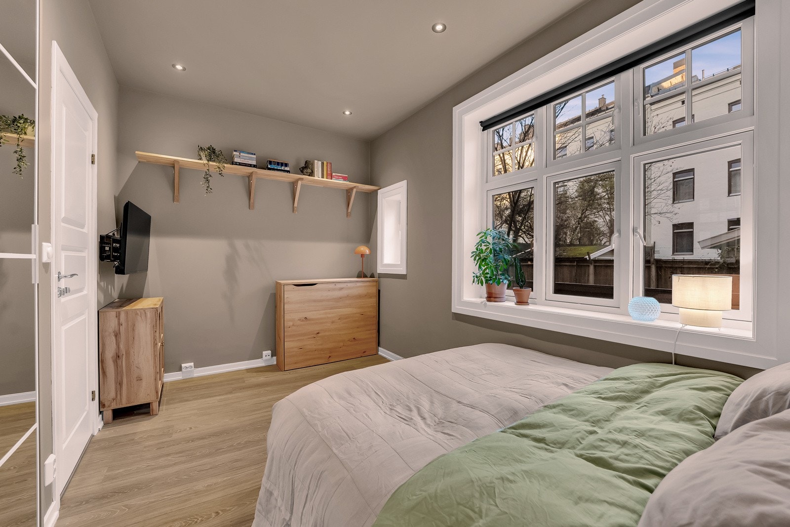 Rommet har god plass til sofa og tv-benk og fungerer utmerket som en stue også. Galleribilde