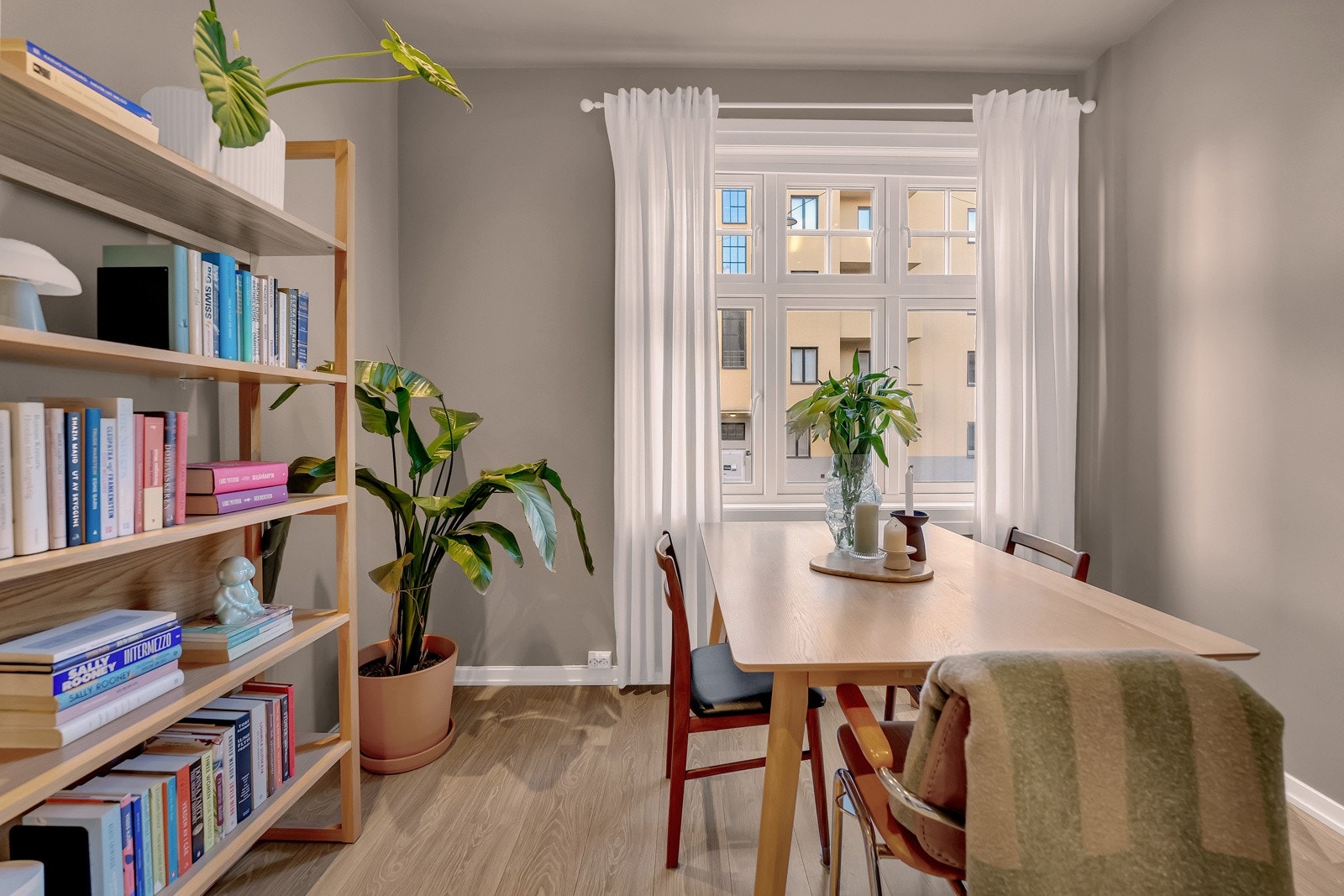 Et serdeles hyggelig kjøkken. Den fine gråfargen gir en god romfølelse og et moderne preg. Galleribilde