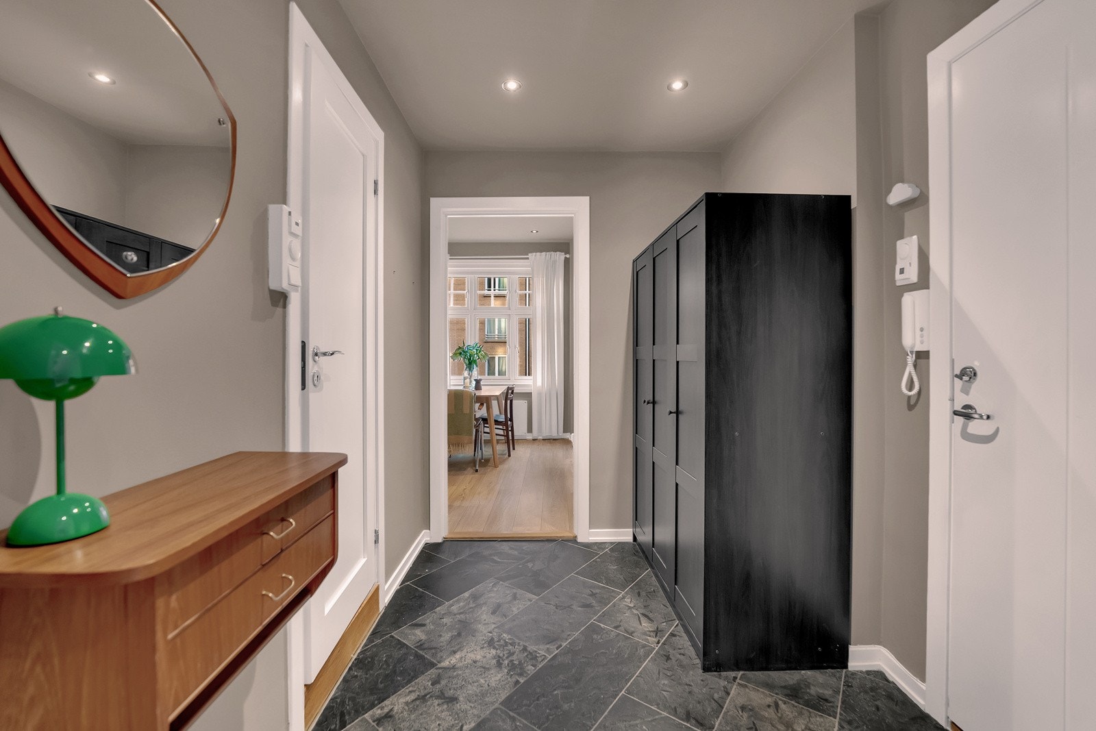 God plass til skap, kommode, skoskap eller annen oppbevaring. Galleribilde