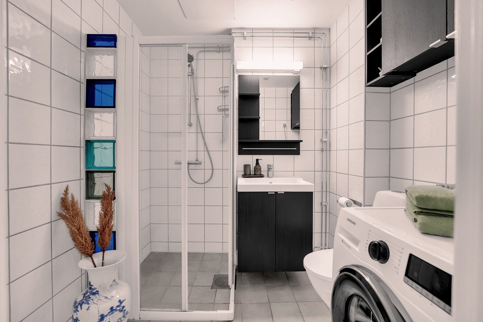 Romslig flislagt bad med varme i gulv. God plass til oppbevaring Galleribilde