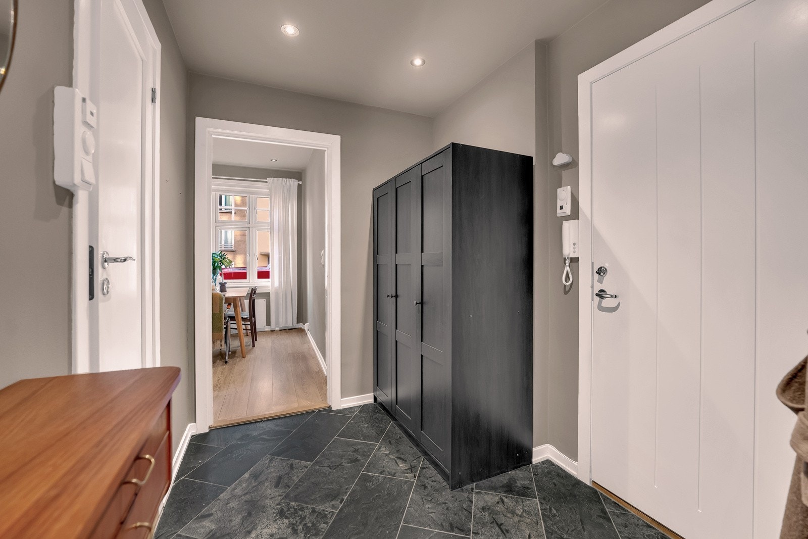 Downlights kombinert med en naturlig gråfarge gir leiligheten et moderne utseende. Galleribilde