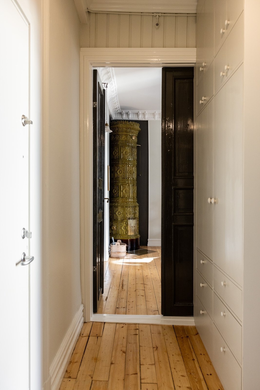 Entré/hall med praktisk plassbygget garderobe. Galleribilde