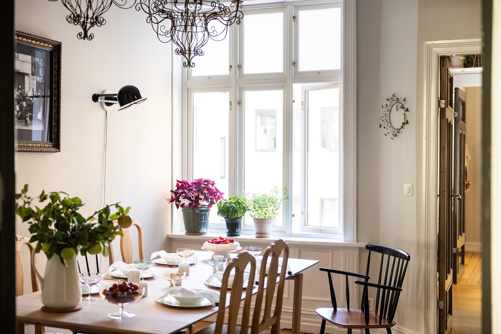 Den gode takhøyden og store vindusflater gir optimale lysforhold. Galleribilde