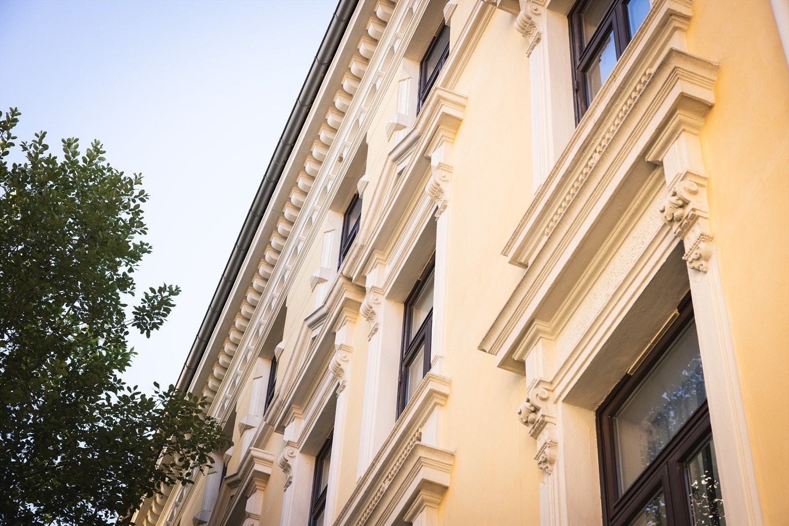 Flott og klassisk bygning - tilbaketrukket bak Kunstnerenes Hus. Galleribilde