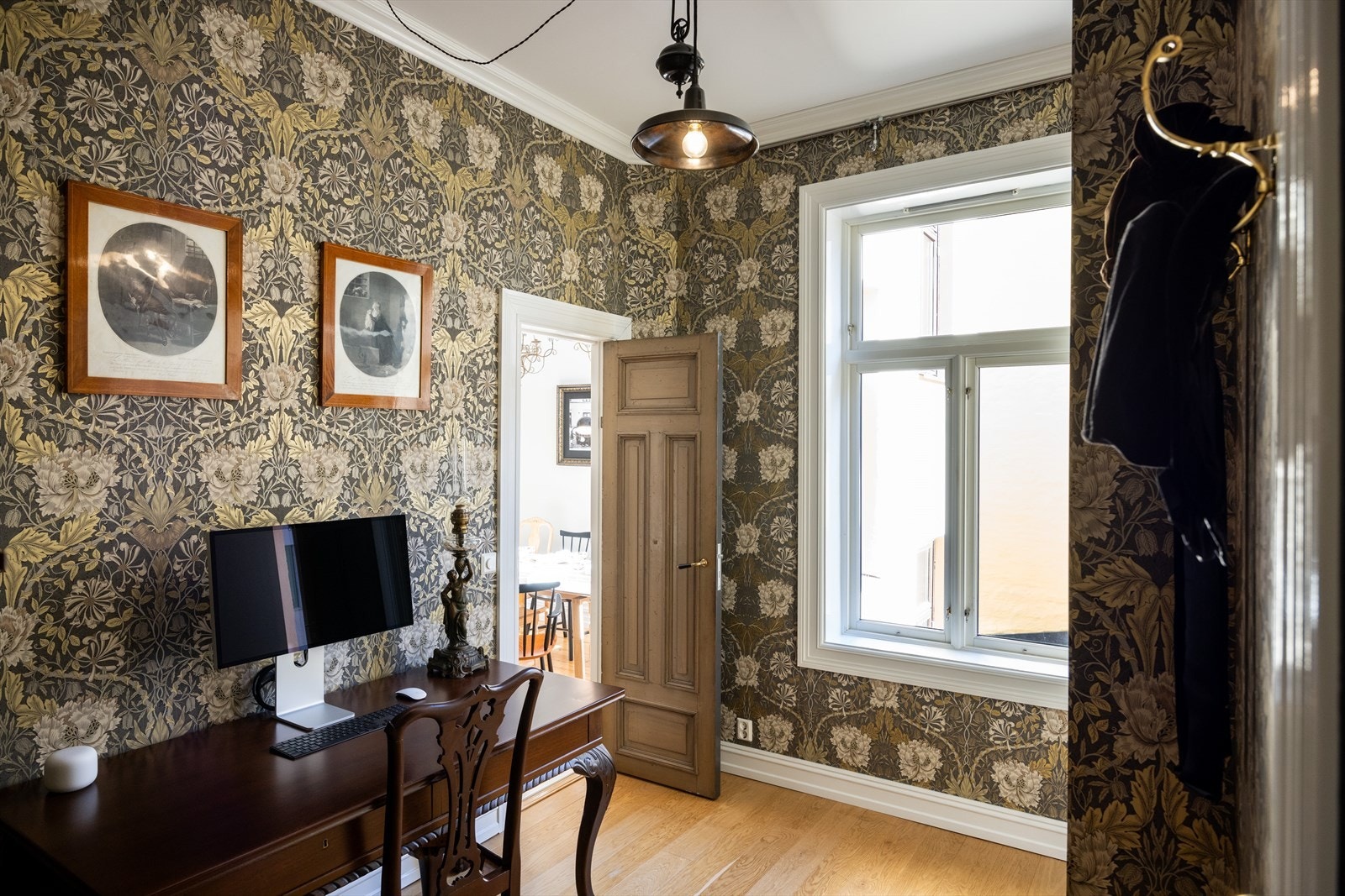 Fra kjøkkenet er det adkomst til et romslig og flott kontor. Galleribilde