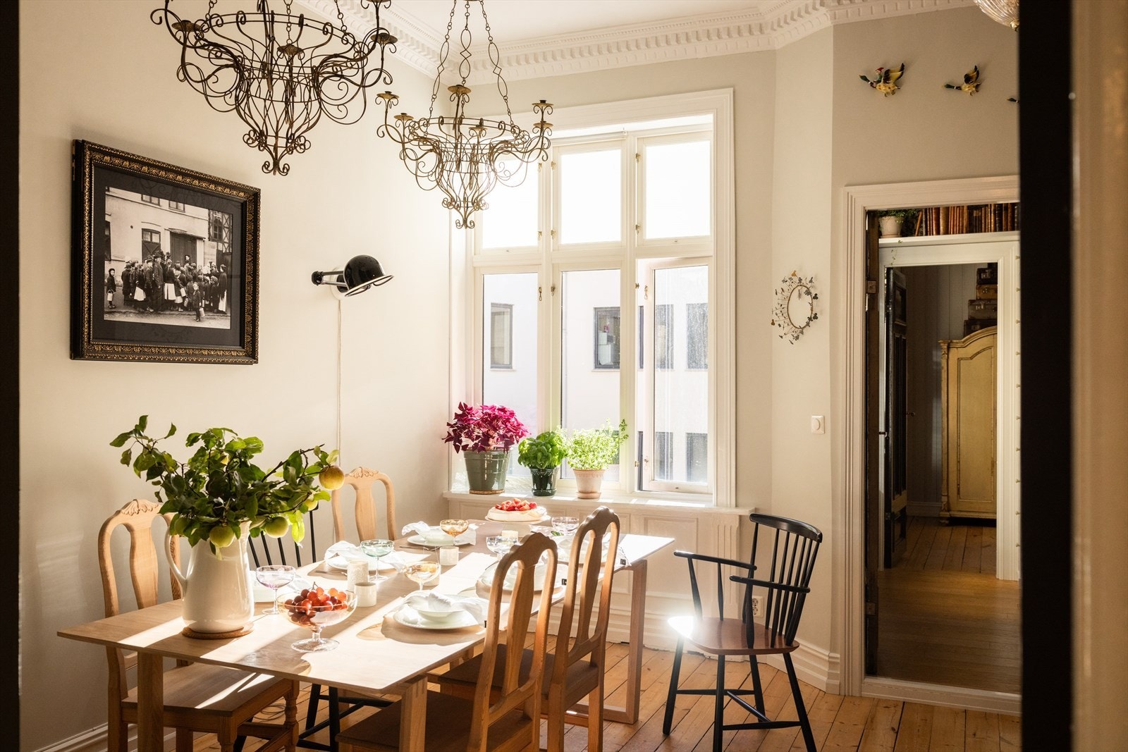 Her kan hyggelige måltider nytes sammen med venner og familie. Det er like innbydende morgenen som kveld. Galleribilde
