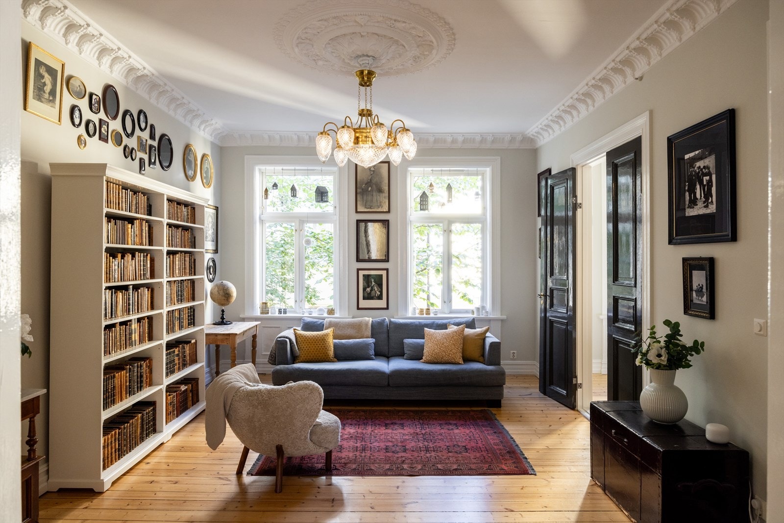 Her er det god plass til en stor sofaseksjon og rommet er enkelt å innrede etter behov Galleribilde