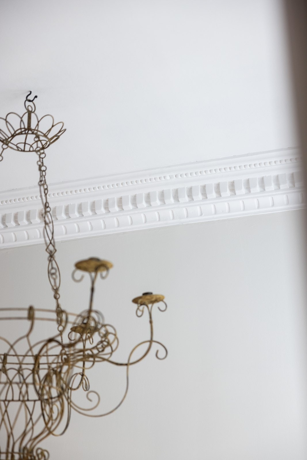 Klassiske detaljer som stukkatur er gjennomgående i hele leiligheten. Galleribilde