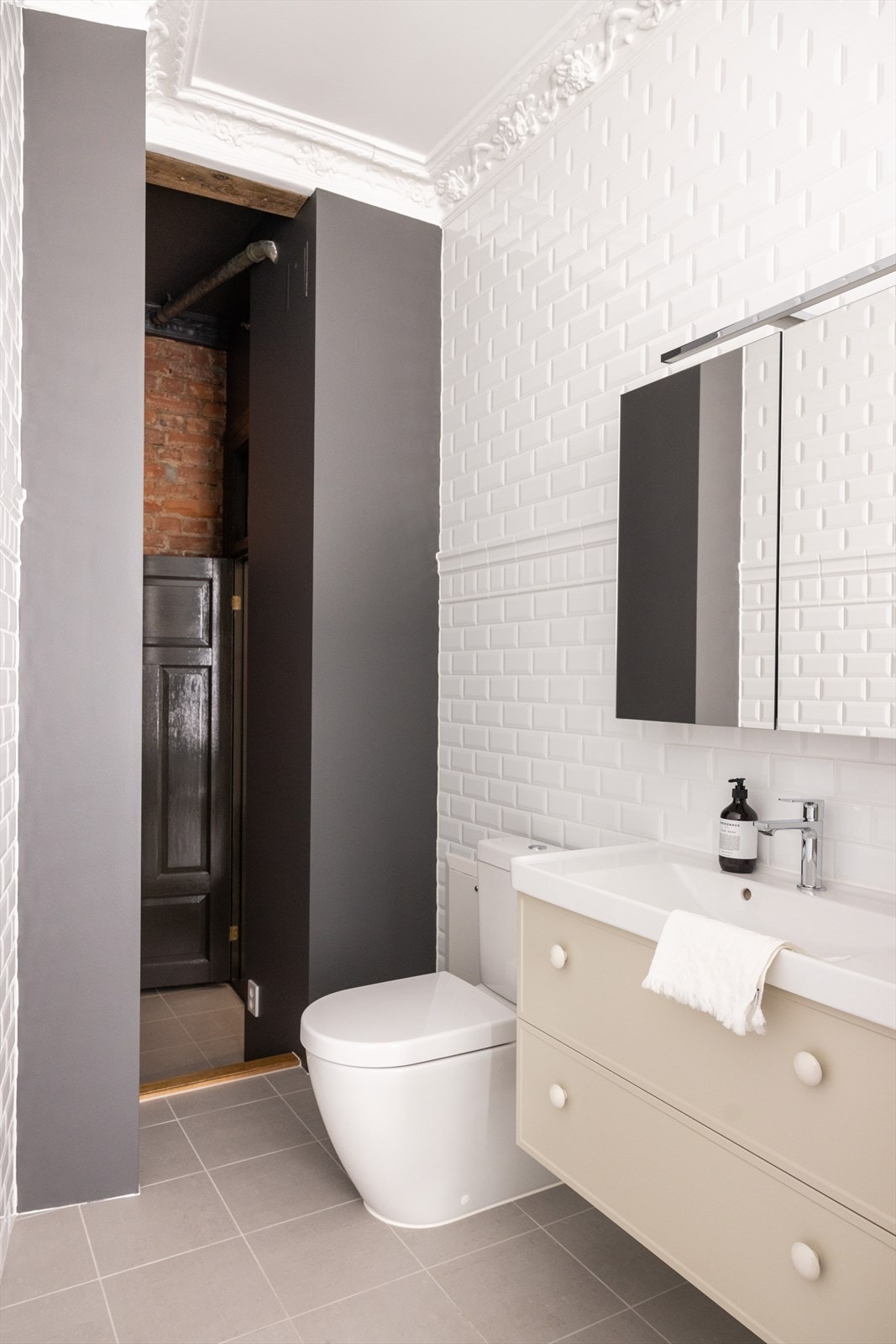 Badet er utstyrt med servantskap med nedfelt servant, underskuffer og 1-greps blandebatteri. Nedfelt dusjkar med
gulvstående toalett og varmtvannsbereder. Galleribilde