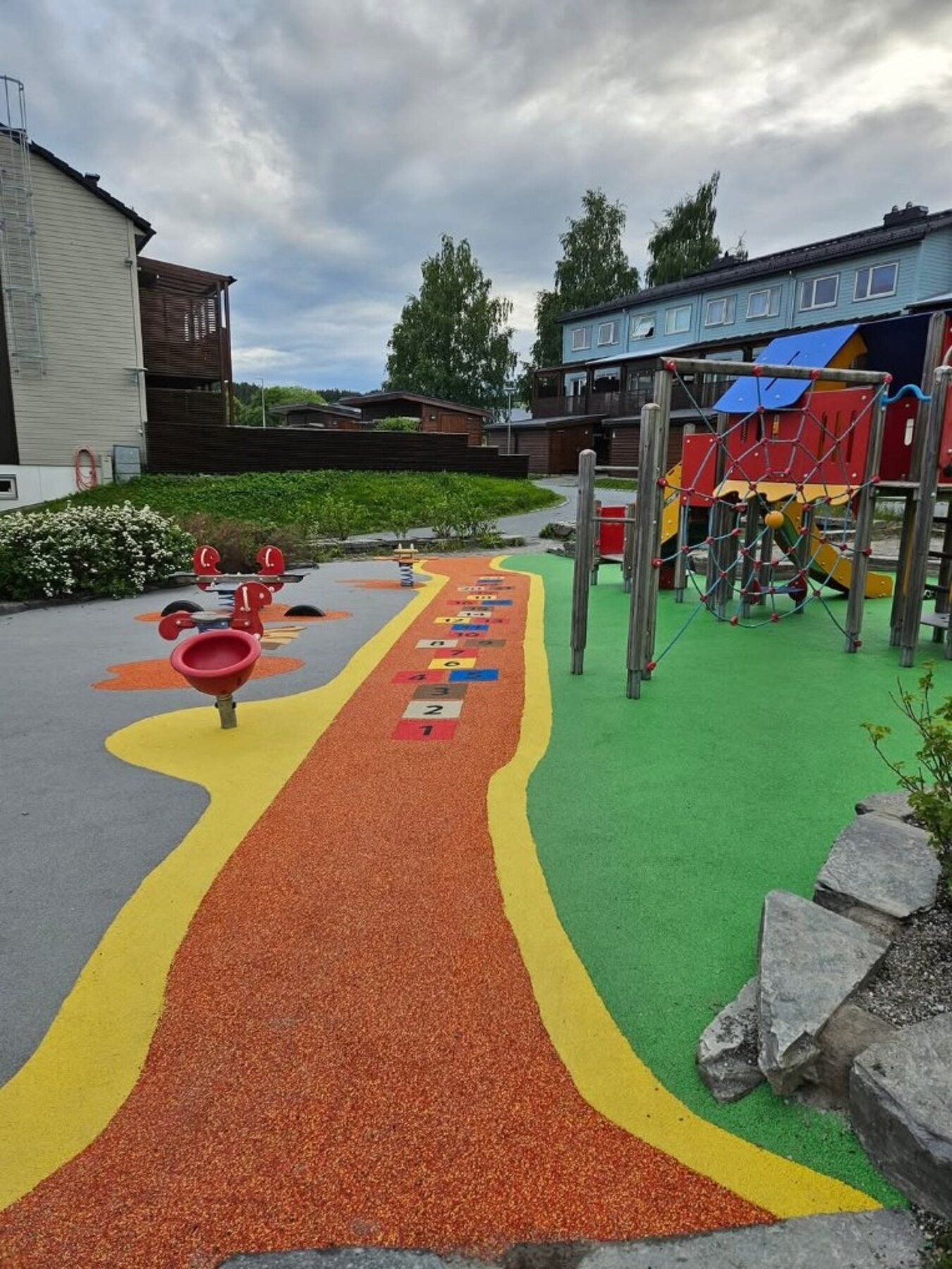 Lekeplass utenfor boligen. Borettslagets bilde. Galleribilde