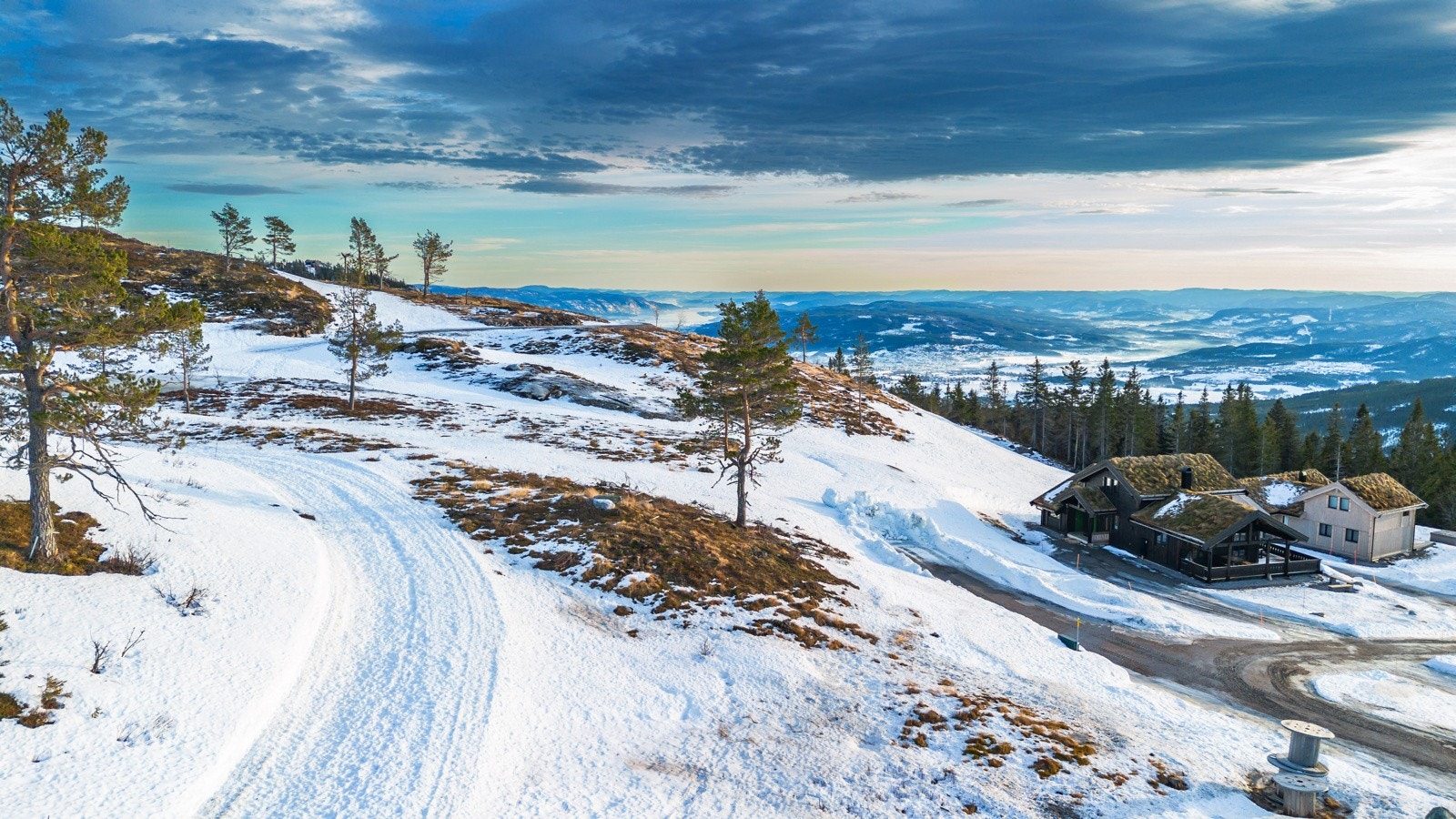 Ikke langt fra tomtegrensen kan man lange ut i ca. 80 km med preparerte langrennsløyper, og på Jønnbuplatået er det fire barnevennlige rundløyper som er på 2-3 km. Galleribilde