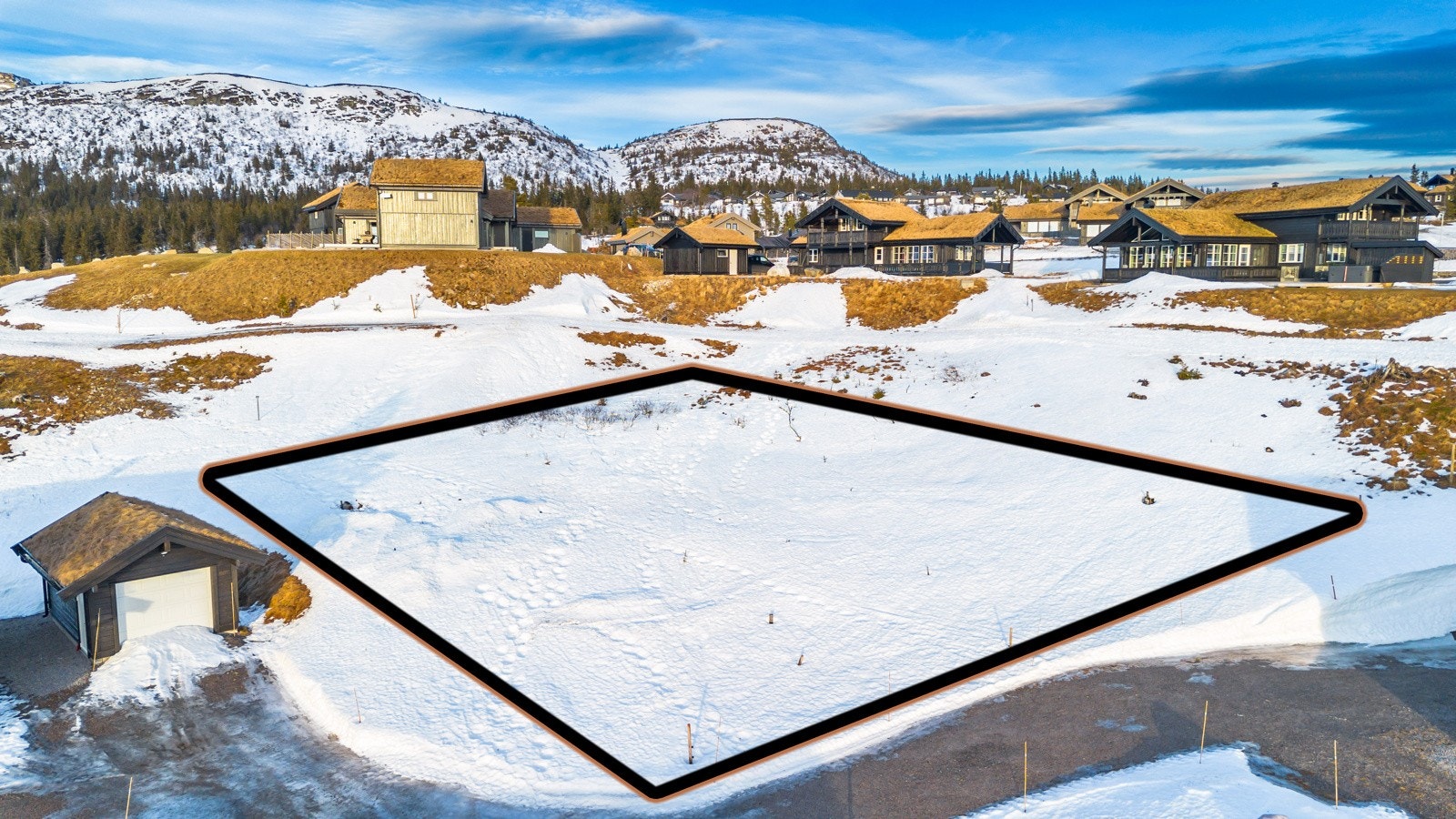 Denne flotte, ubebygde hyttetomta med fantastisk utsikt er på 1168 kvm. Galleribilde