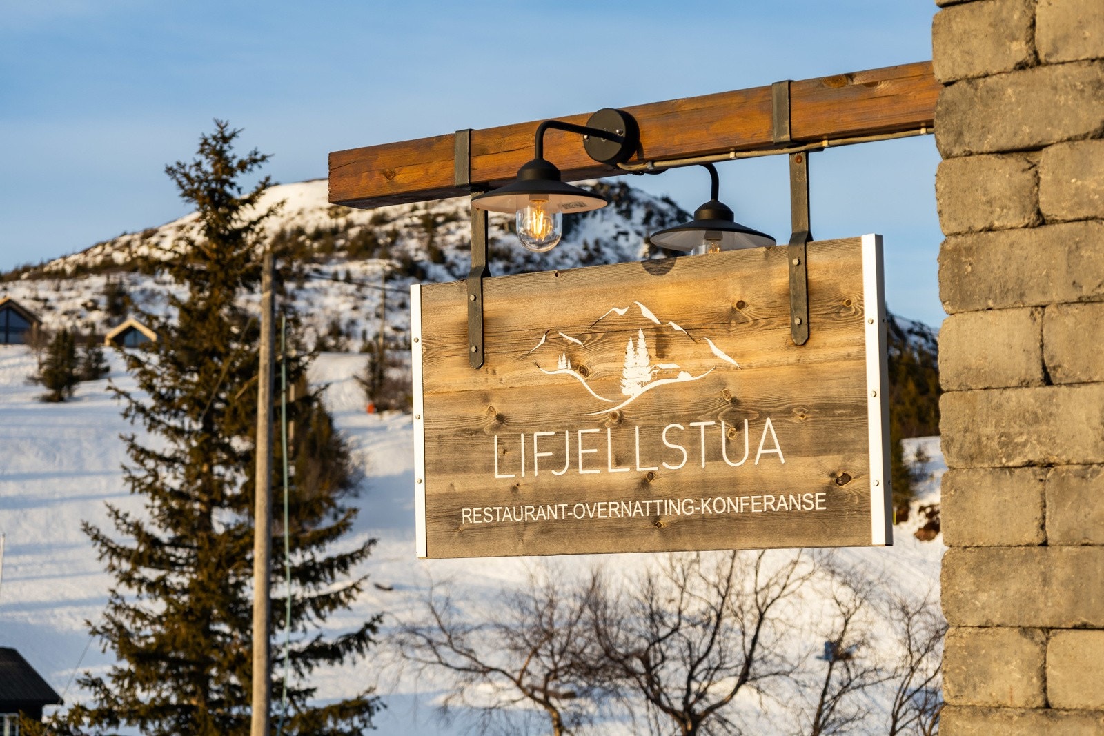 Ved Lifjellstua får man både flott utsikt og uteservering. Galleribilde