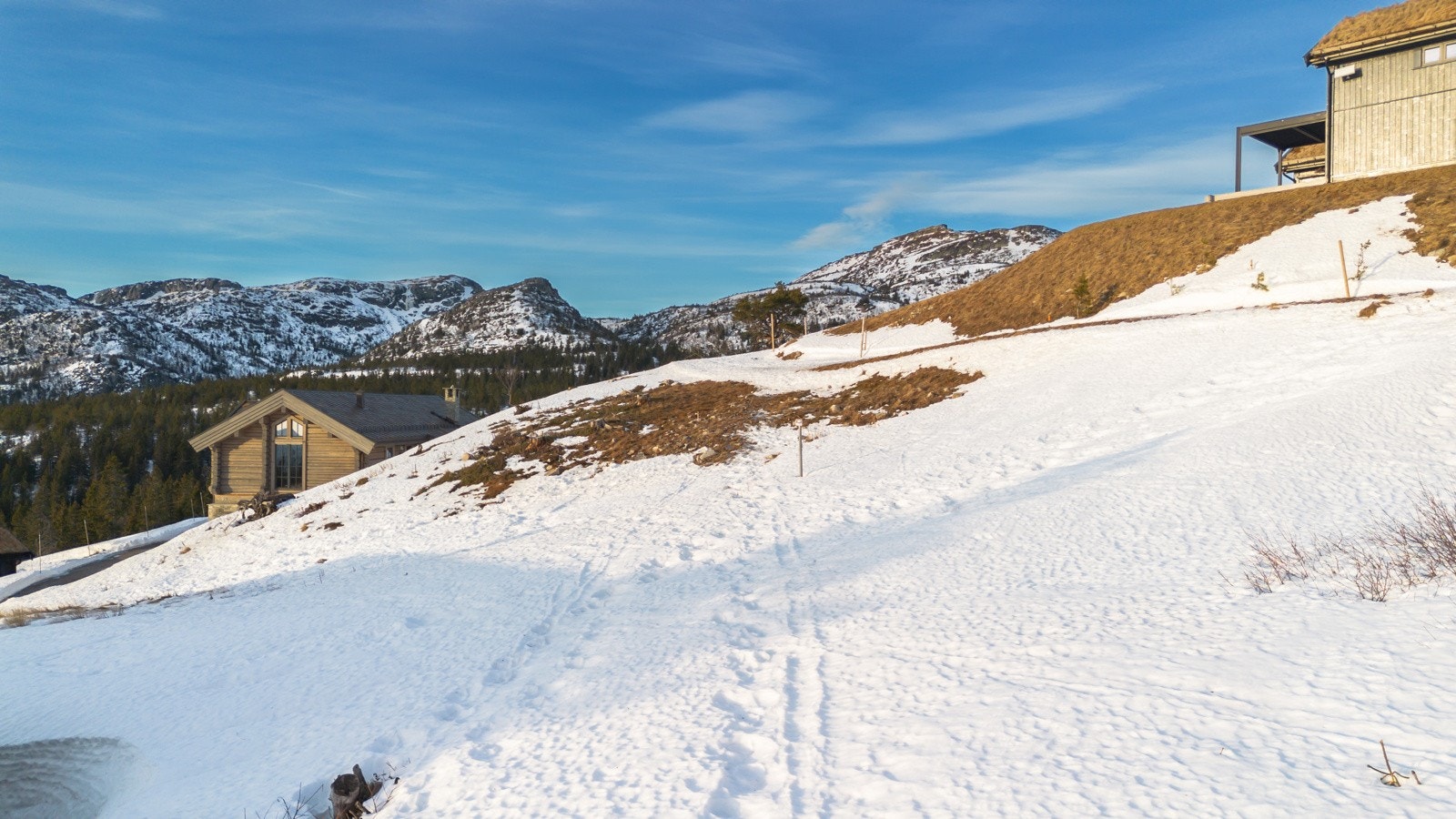 Et 20-talls topper ligger på over 1100 moh., og fra fjelltoppene belønnes man med en spektakulær utsikt, som på klare dager strekker seg til kysten ved Kragerø, Kongsberg og Seljord. Galleribilde