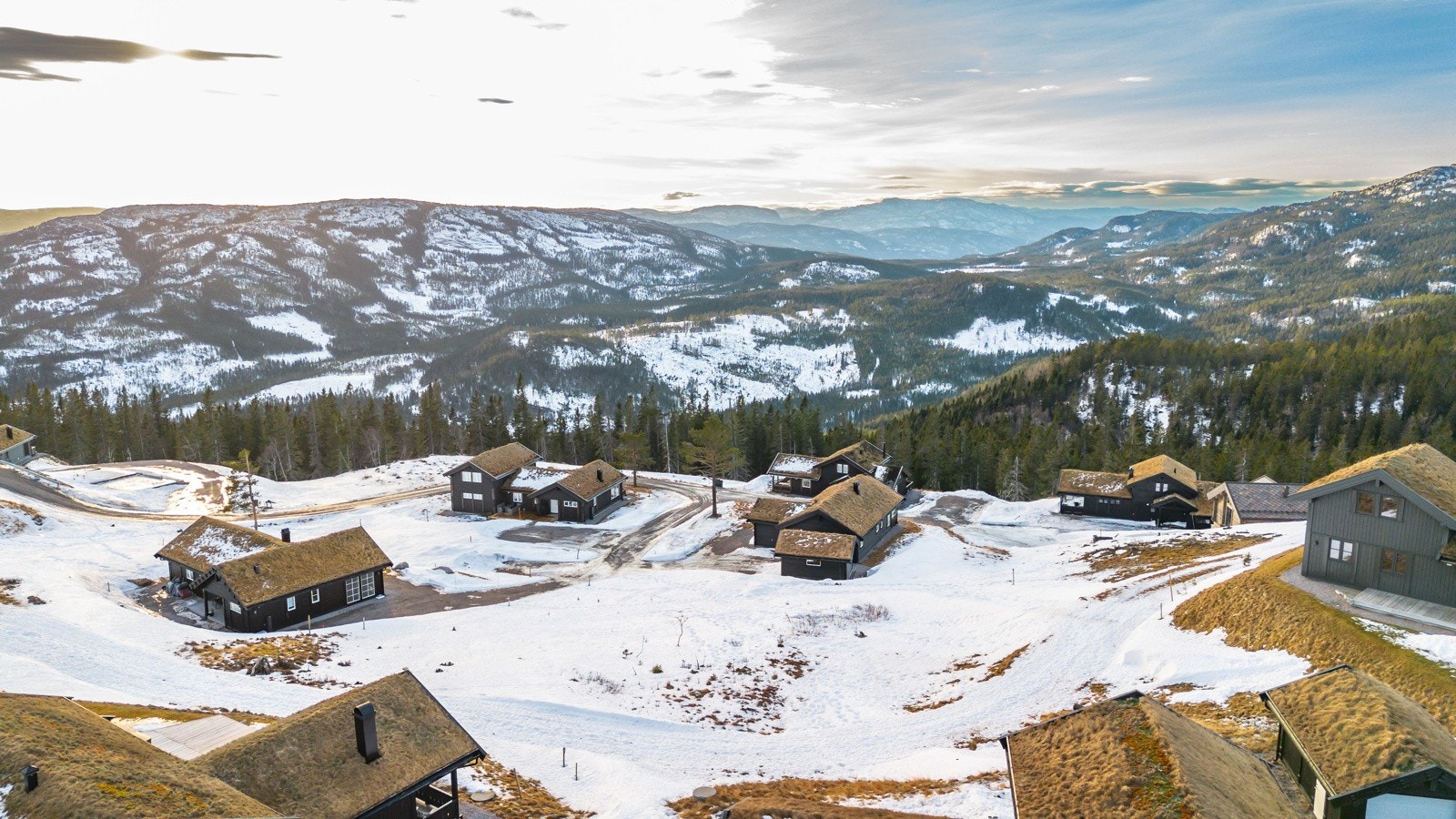 Eiendommen ligger høyt oppe i fjellheimen, men det er likevel kort kjørevei til butikker i Bø sentrum, og til barnas store glede - Bø Sommarland. Galleribilde