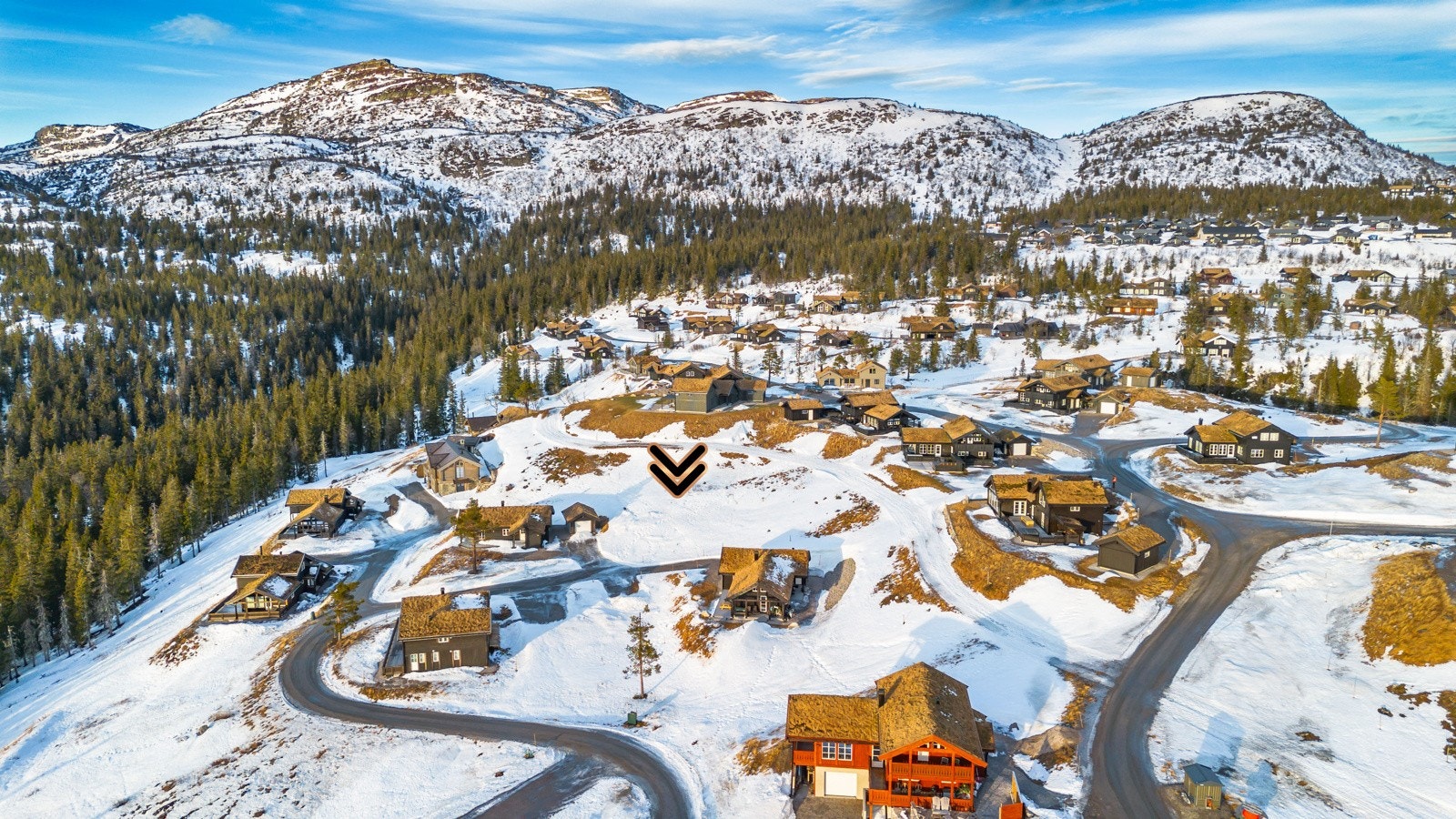 Fritidseiendommen ligger høyt oppe i fjellheimen på vakre Lifjell, kun en 20 minutters biltur fra Bø i Midt-Telemark kommune. Galleribilde