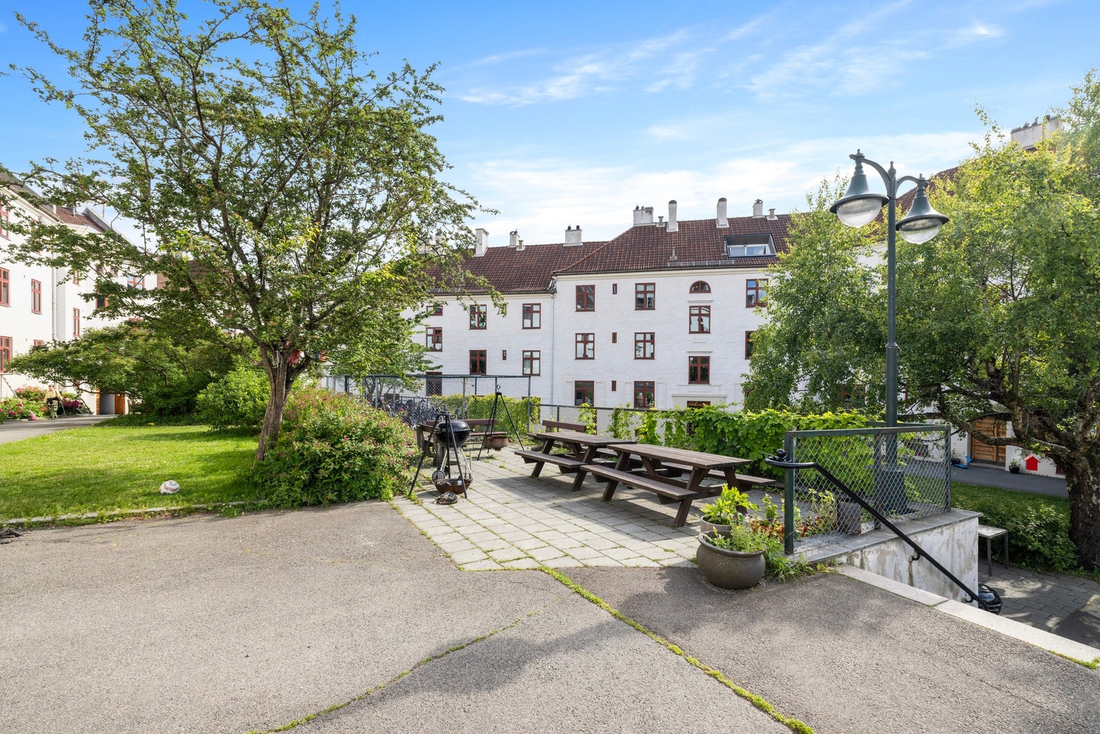 Bakgården. Galleribilde