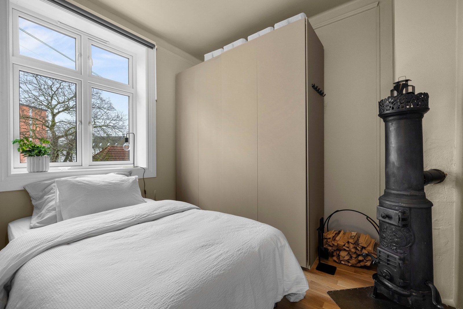 Soverom med plass til seng og tilhørende garderobeskap. Galleribilde