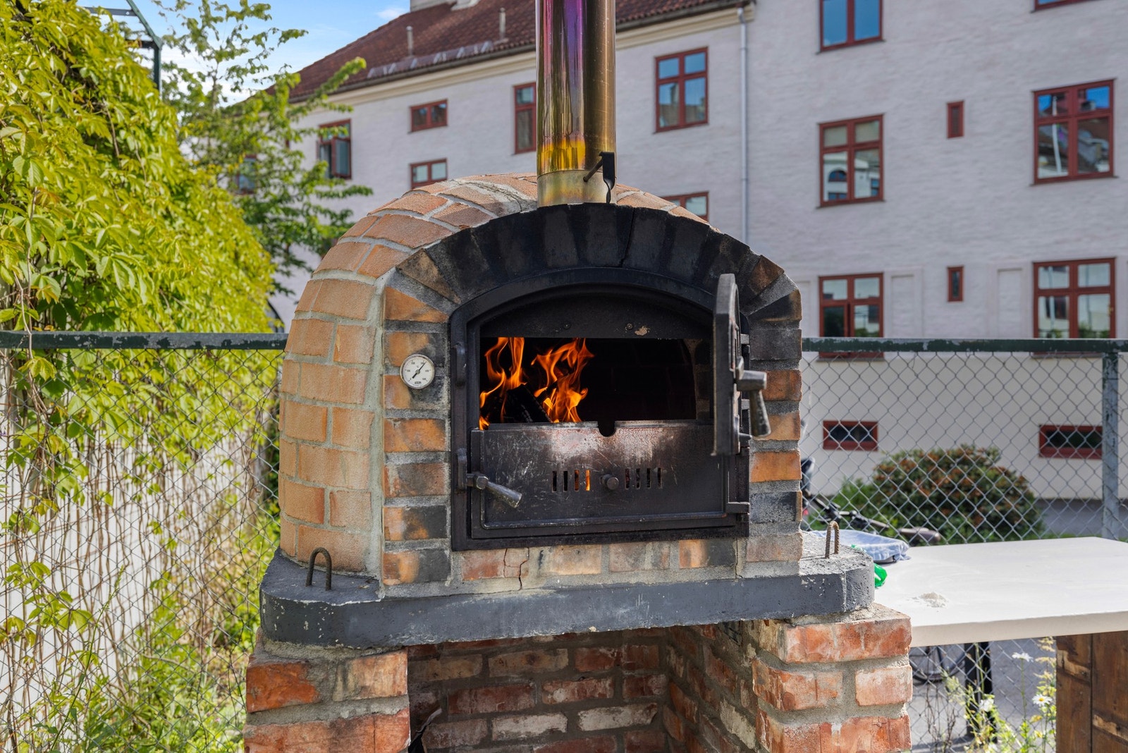 Pizzaovn i bakgården. Galleribilde