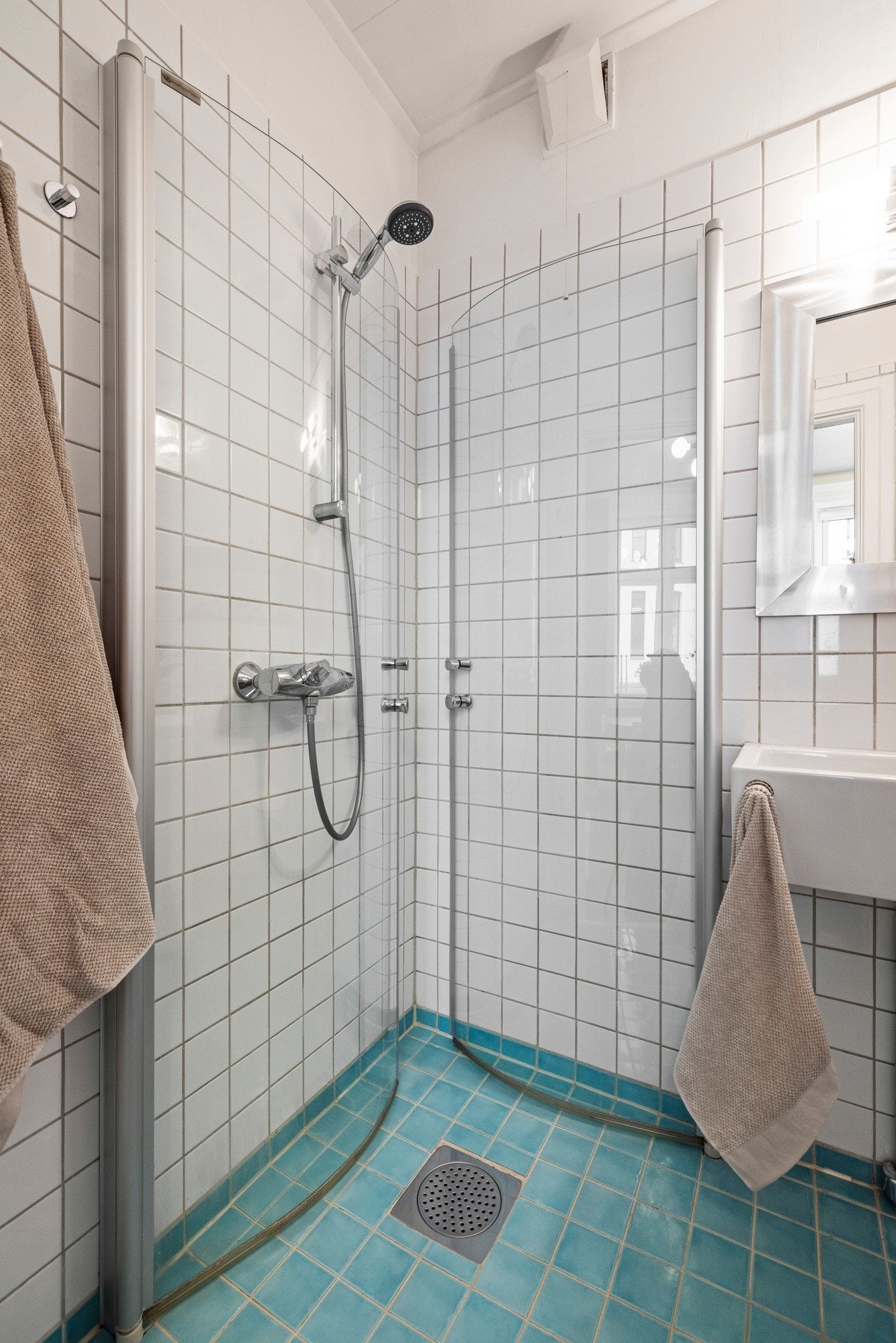 Delikat og pent flislagt bad fra 2005. Galleribilde