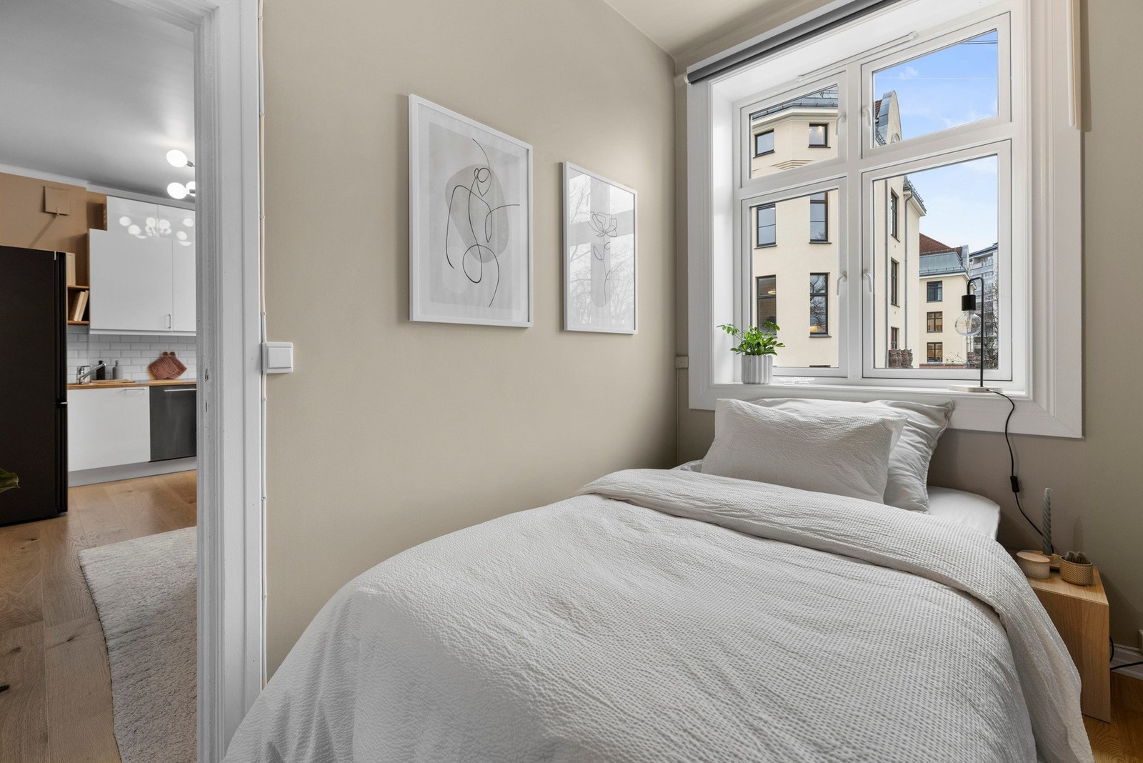 Soverom med plass til seng og tilhørende garderobeskap. Galleribilde