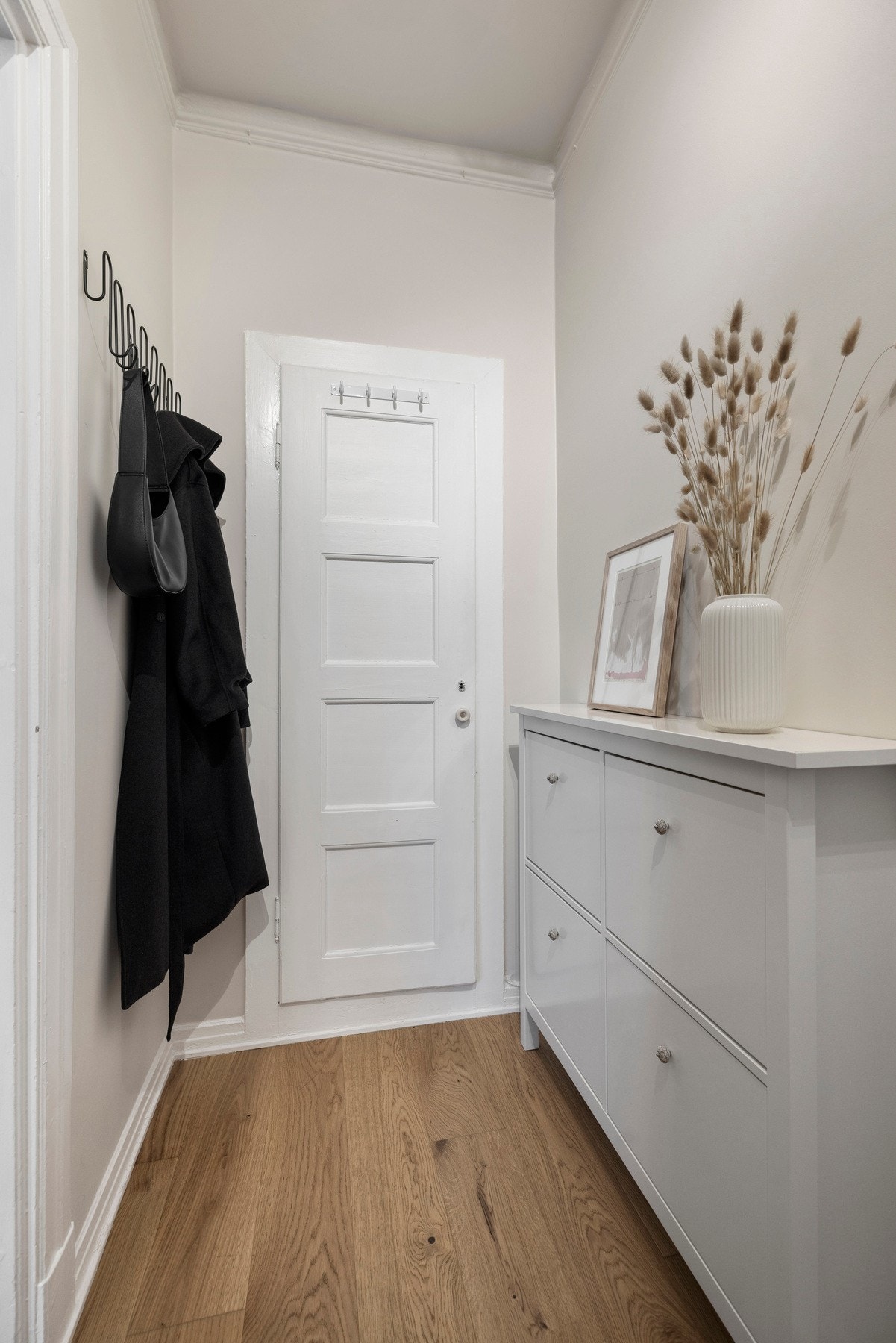 Entré med tilgang til praktisk kott med oppbevaringsmuligheter. Galleribilde