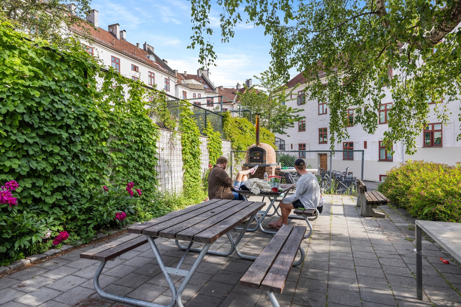 Indre gårdsrom er pent opparbeidet og byr på felles sittegrupper. Galleribilde