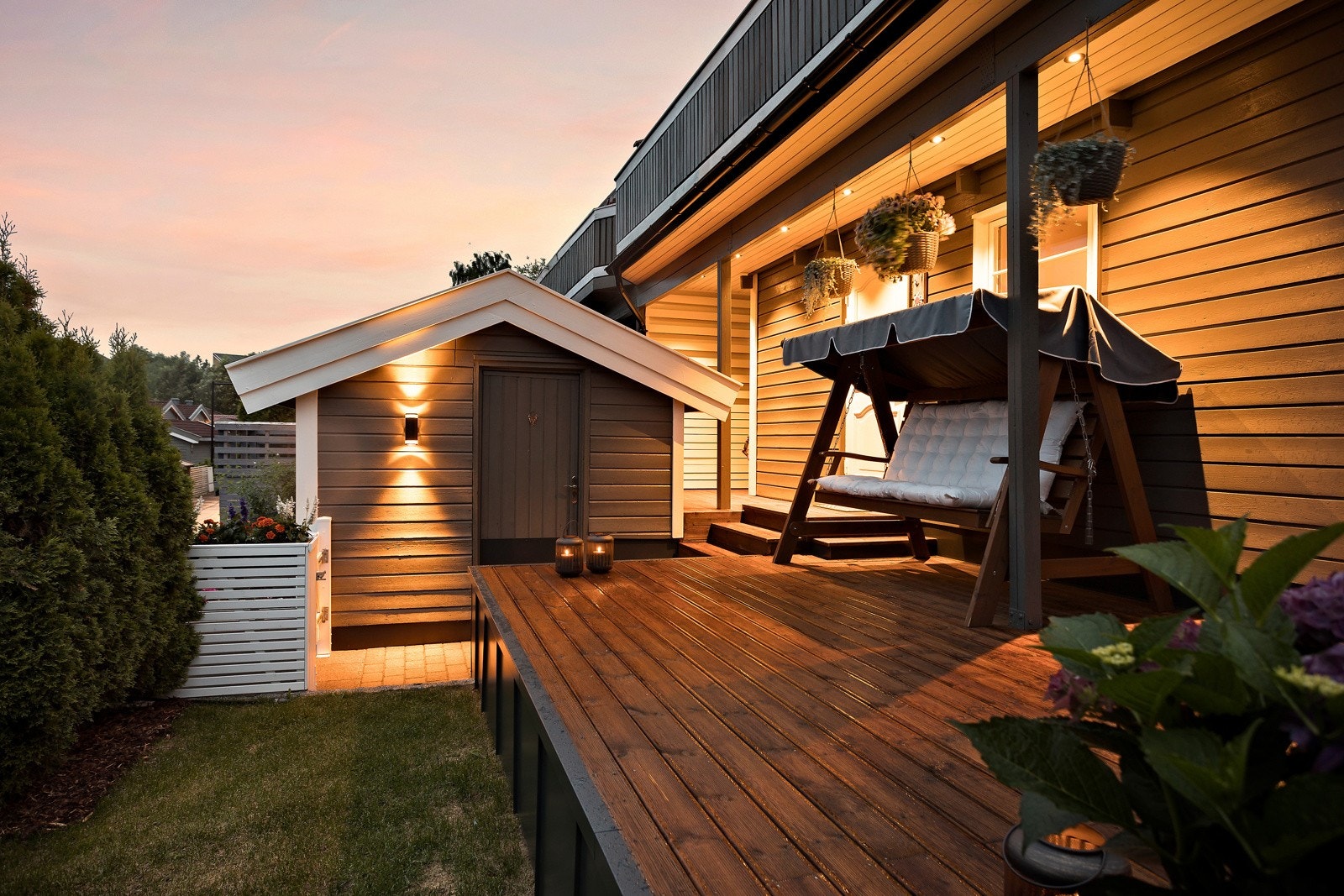 Her får du en solrik hage, biloppstillingsplass og en meget pent opparbeidet tomt. Galleribilde