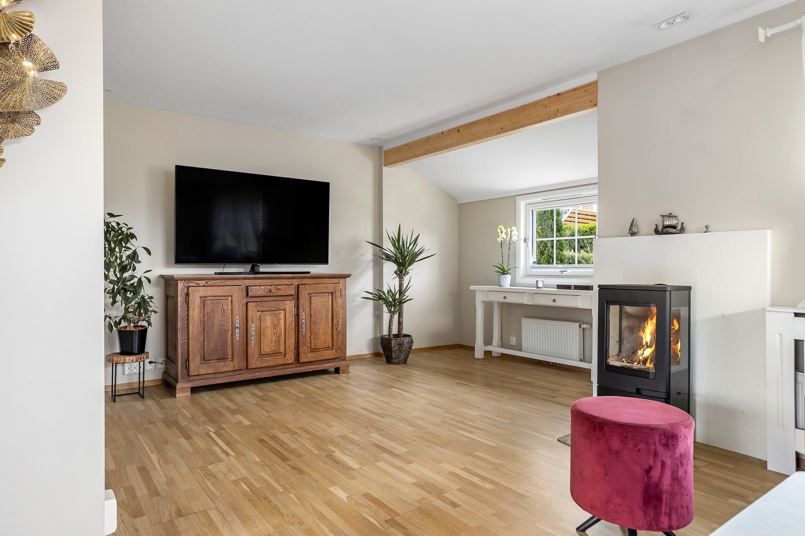 Stuen har store vindusflater, som gir godt med innslipp av naturlig lys fra begge sider. Galleribilde