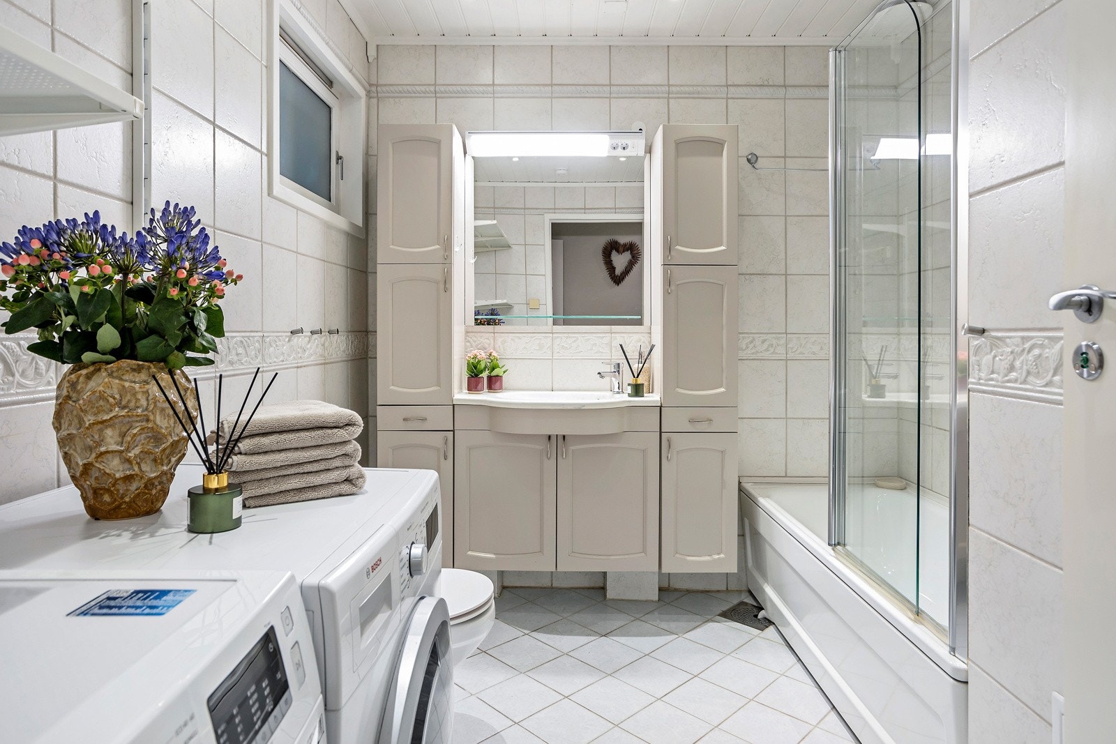 Familievennlig planløsning med stort bad og separat WC. Galleribilde