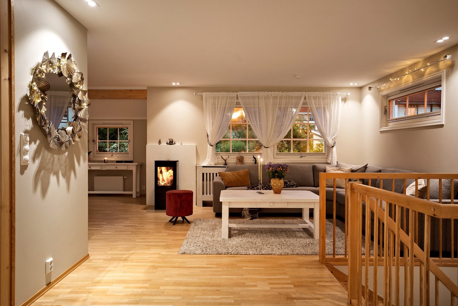 Stuen i 2. etg. er romslig med med delsvis åpen kjøkkenløsning og videre adkomst til solrik terrasse. Galleribilde