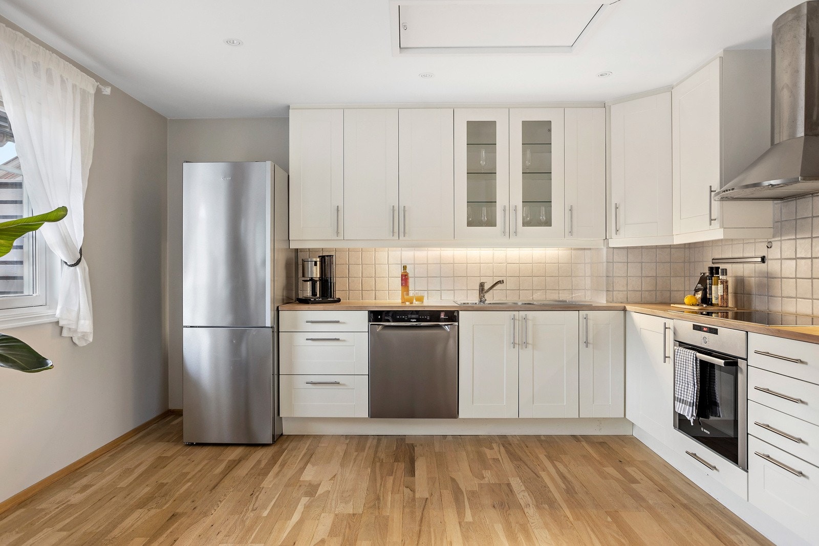 Store benkeflater og godt med skapplass gir kjøkkenet deg et fint og praktisk areal for matlaging. Galleribilde