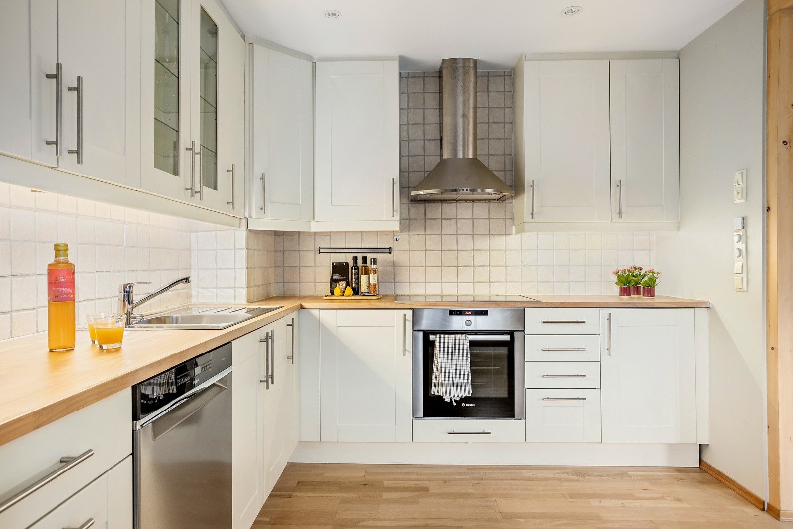 Kjøkkenet er utstyrt med bl.a. integrert stekeovn, platetopp og oppvaskmaskin. Galleribilde